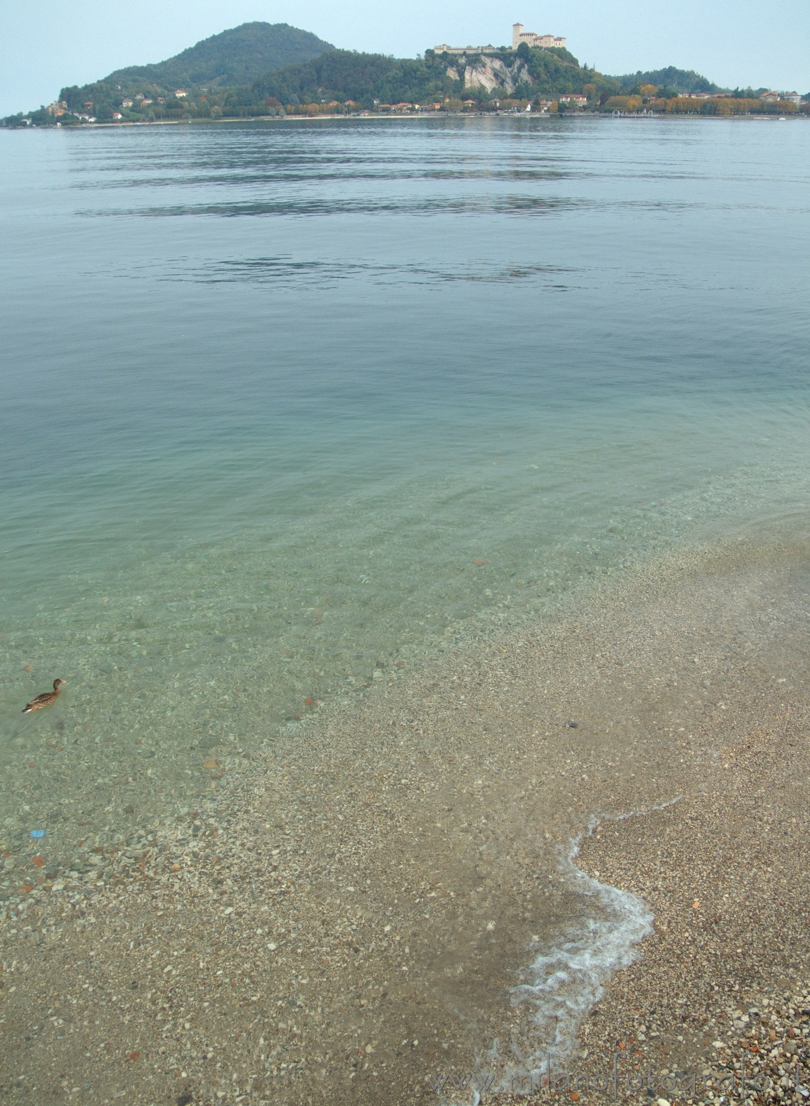 Arona (Novara) - La spiaggia davanti ad Arona con la rocca di Angera sullo sfondo