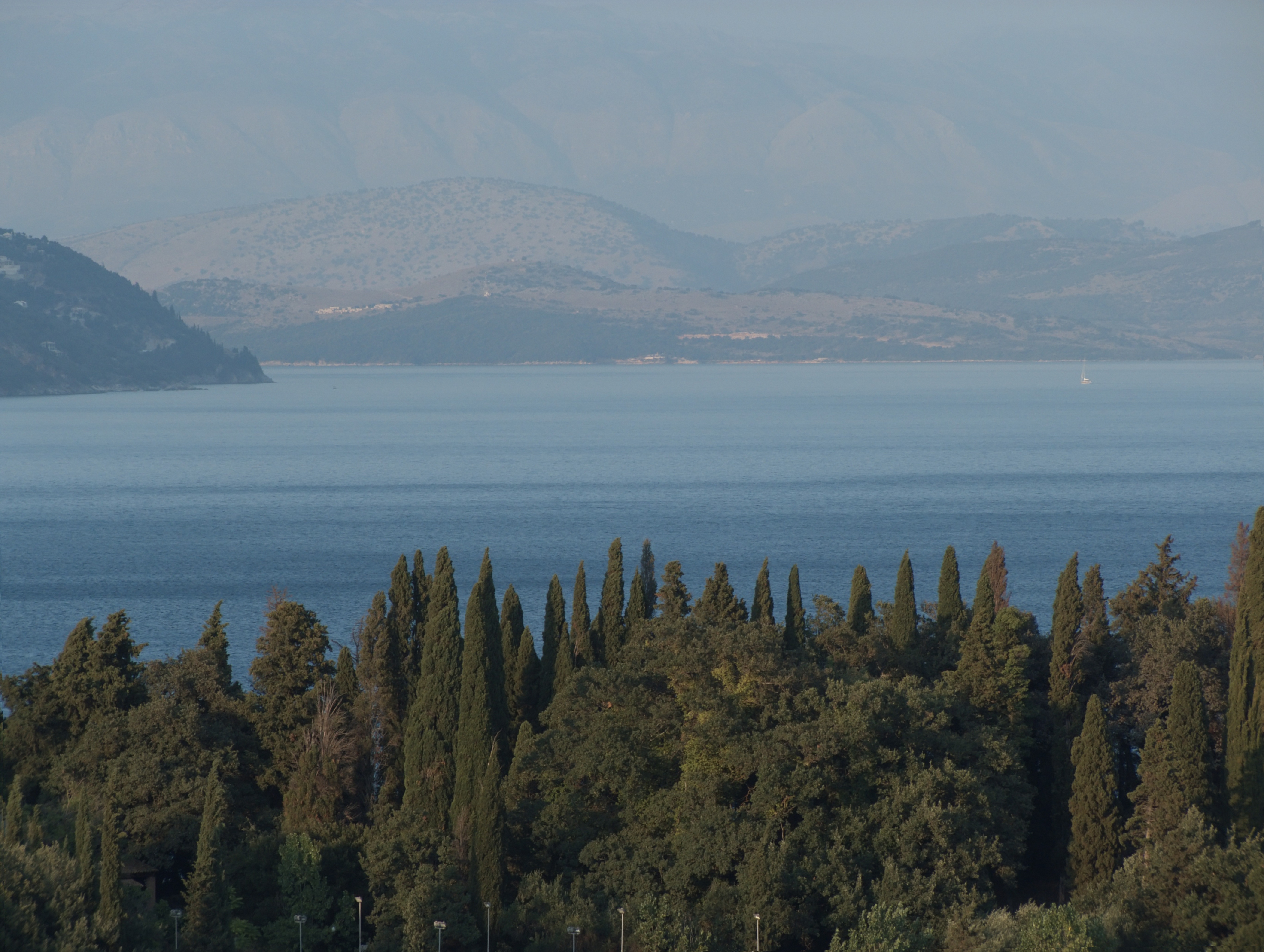 Corfù (Grecia): Panorama a da Gouvia verso il mare in tardo pomeriggio - Corfù (Grecia)