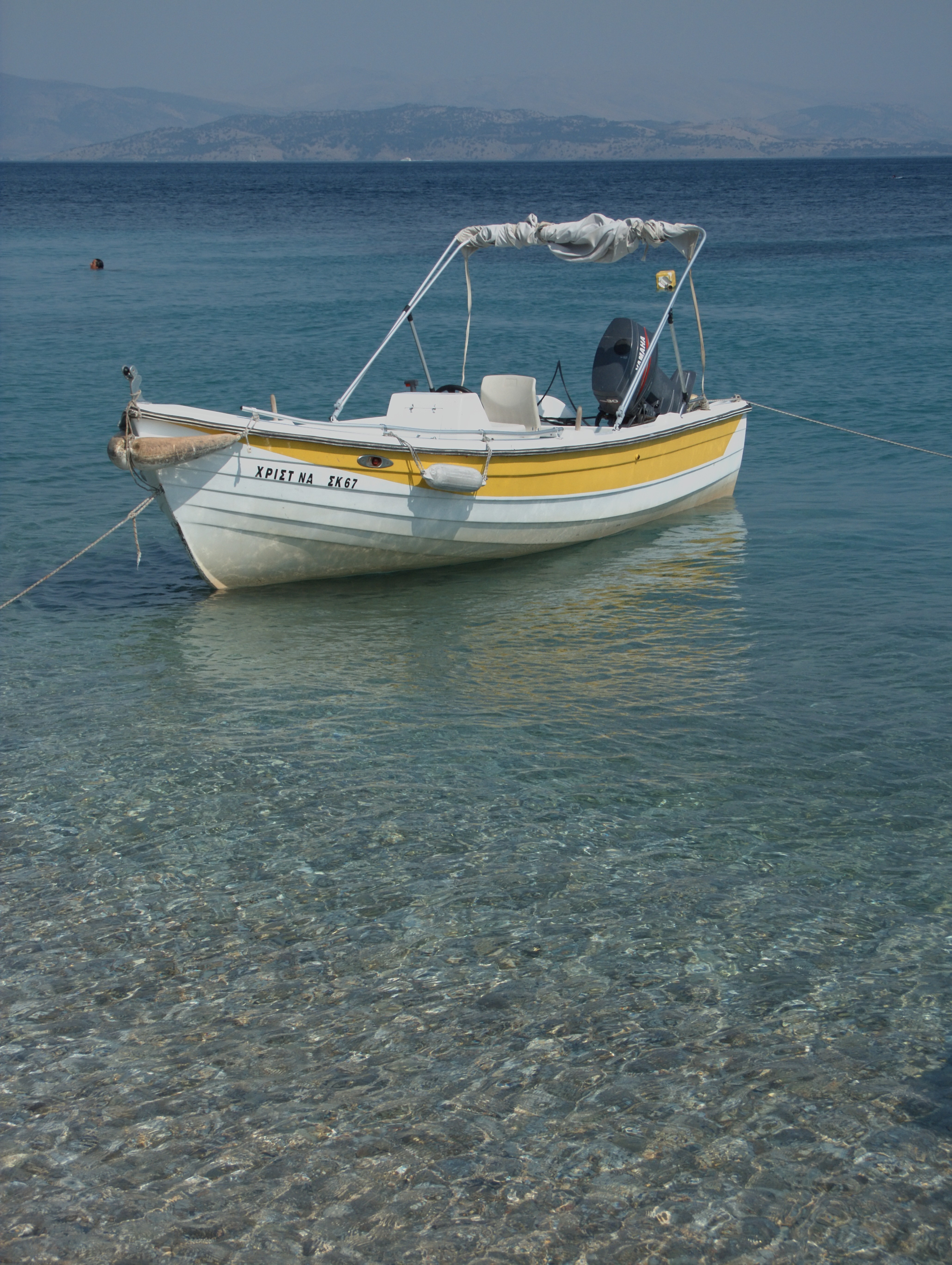 Corfù (Grecia): Barca ormeggiata a riva - Corfù (Grecia)