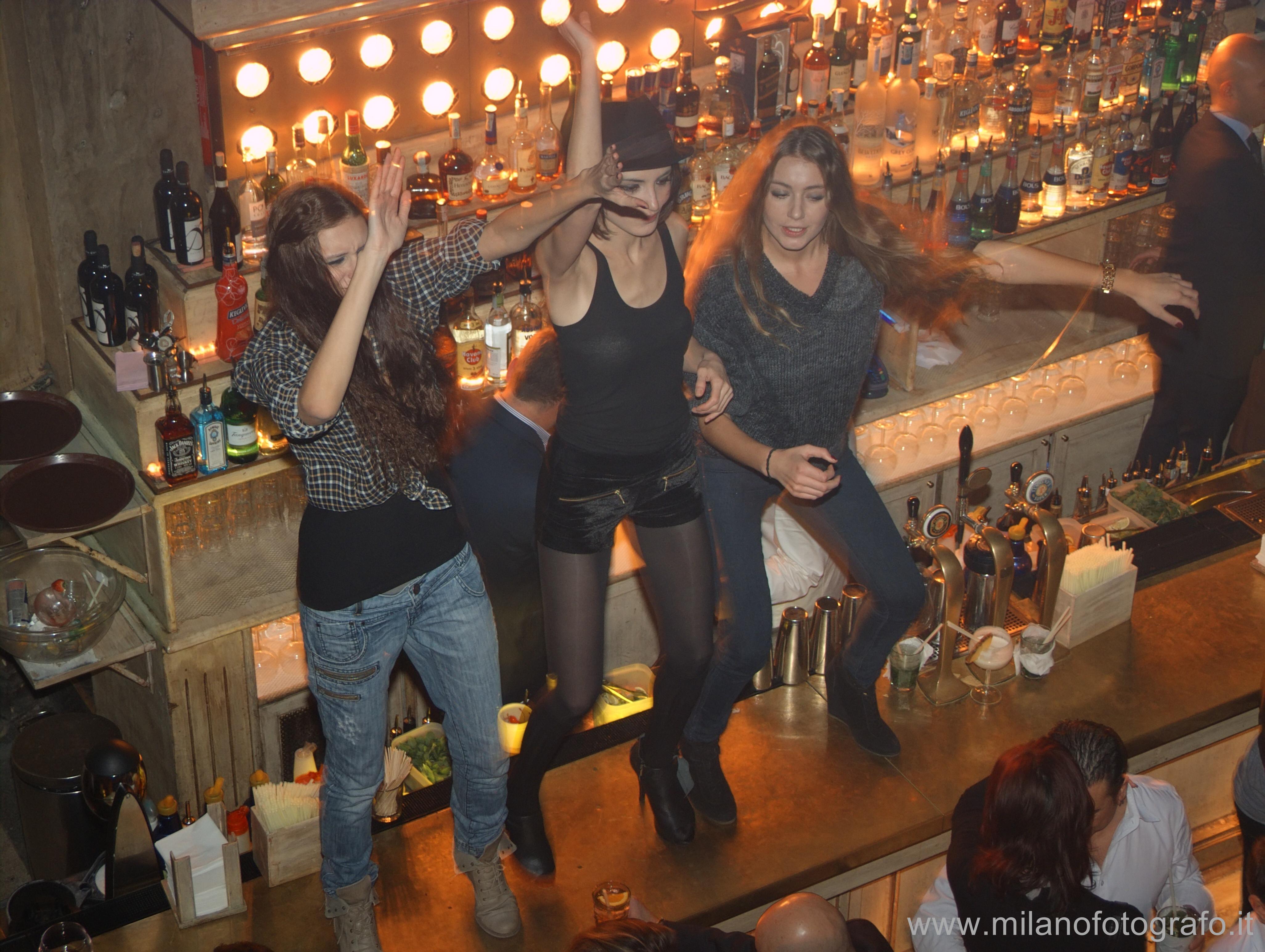 Milano: Ragazze in discoteca - Milano