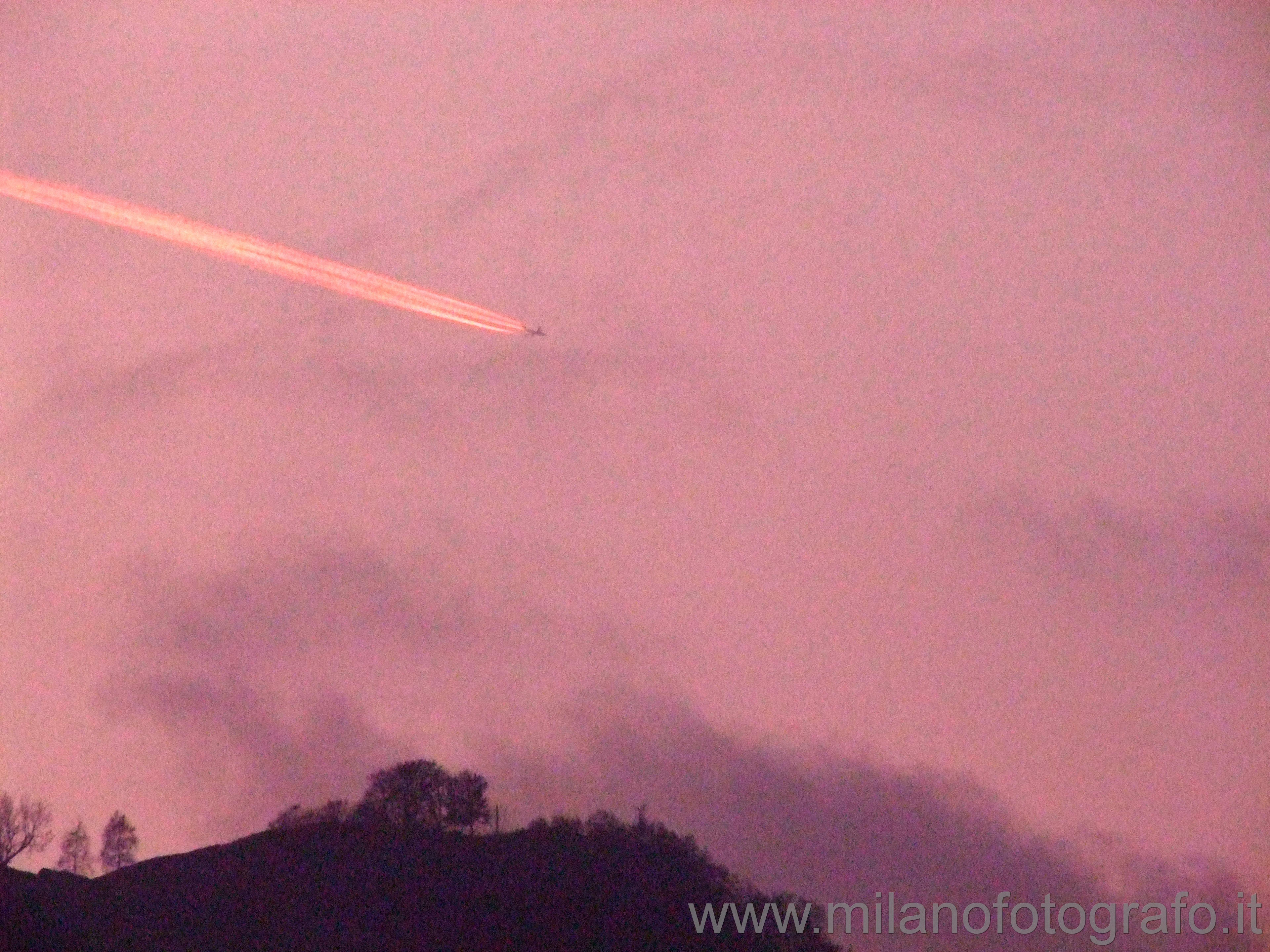 Valmosca frazione di Campiglia Cervo (Biella): Aereo che vola sopra il monte - Valmosca frazione di Campiglia Cervo (Biella)