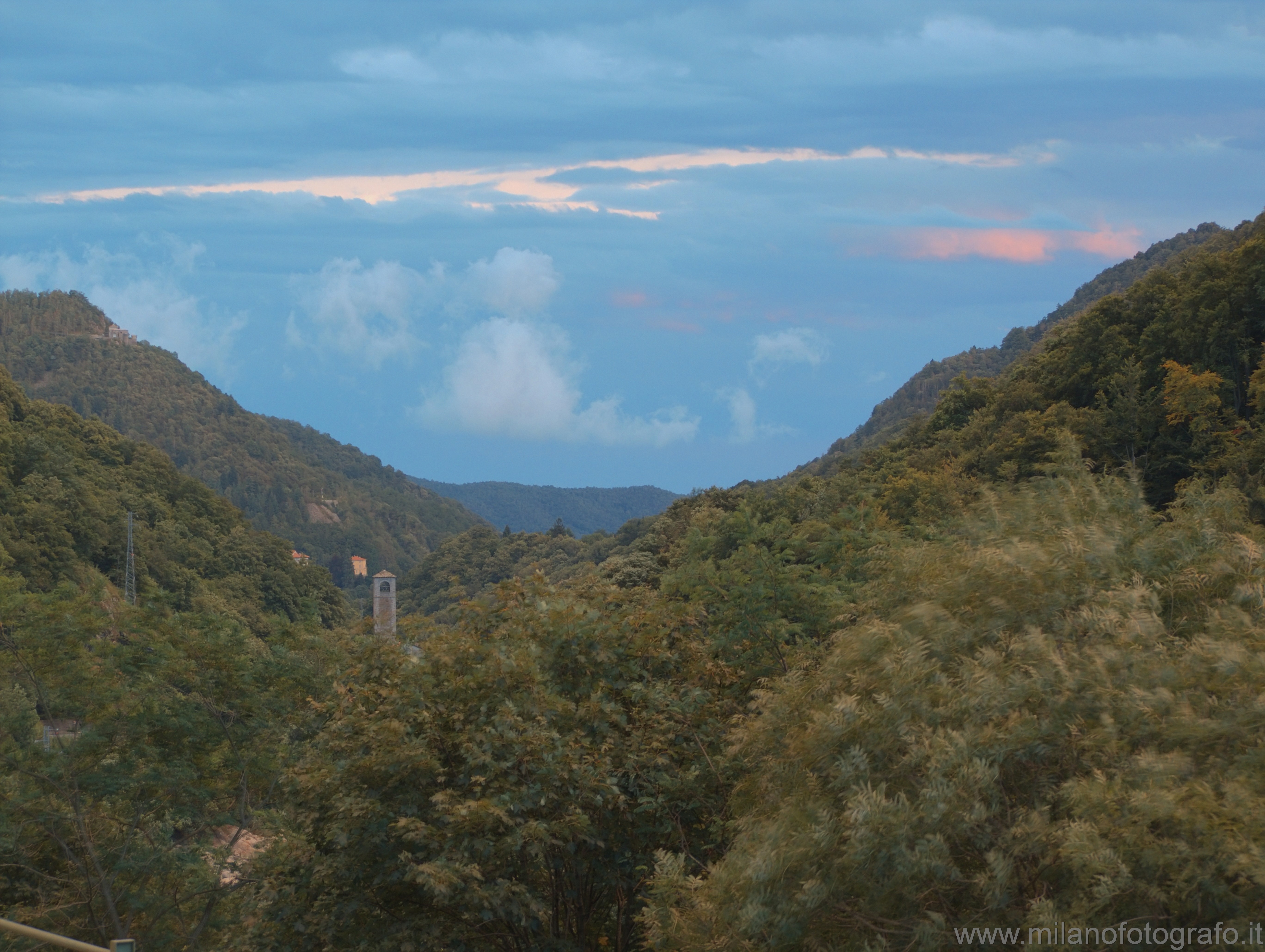 Valmosca frazione di Campiglia Cervo (Biella) - La valle con nuovole scure sullo sfondo al tramonto