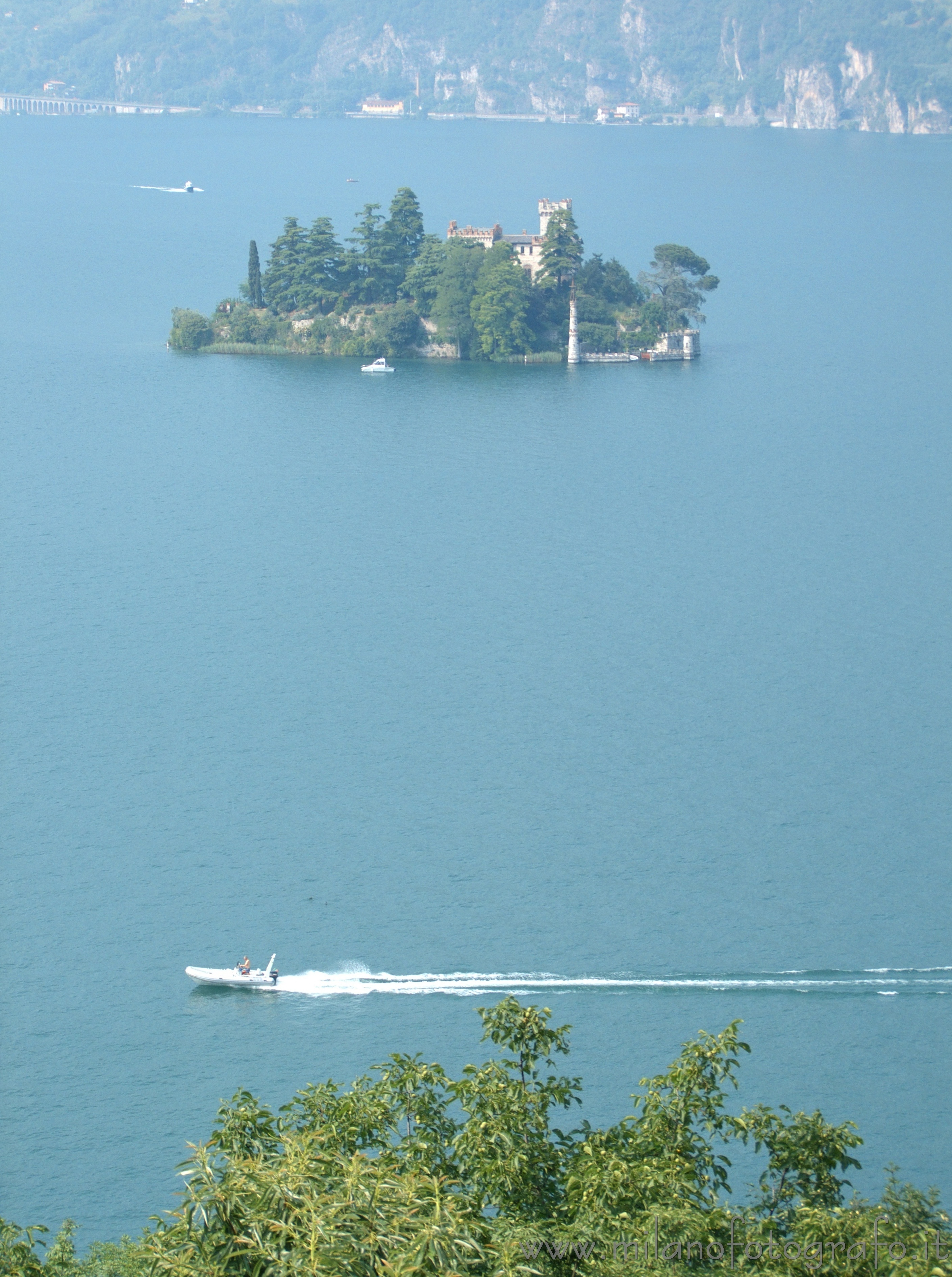 Monte Isola (Brescia): Isola di Loreto e panorama - Monte Isola (Brescia)