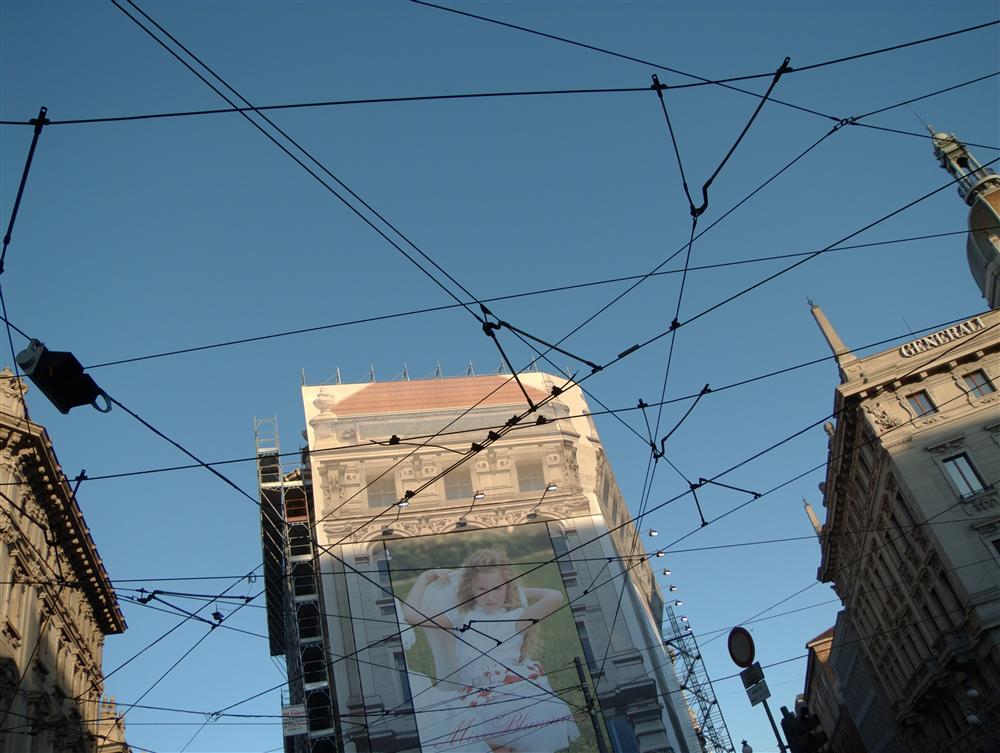 Milano - Intreccio di fili del tram in piazza Cordusio a Milano