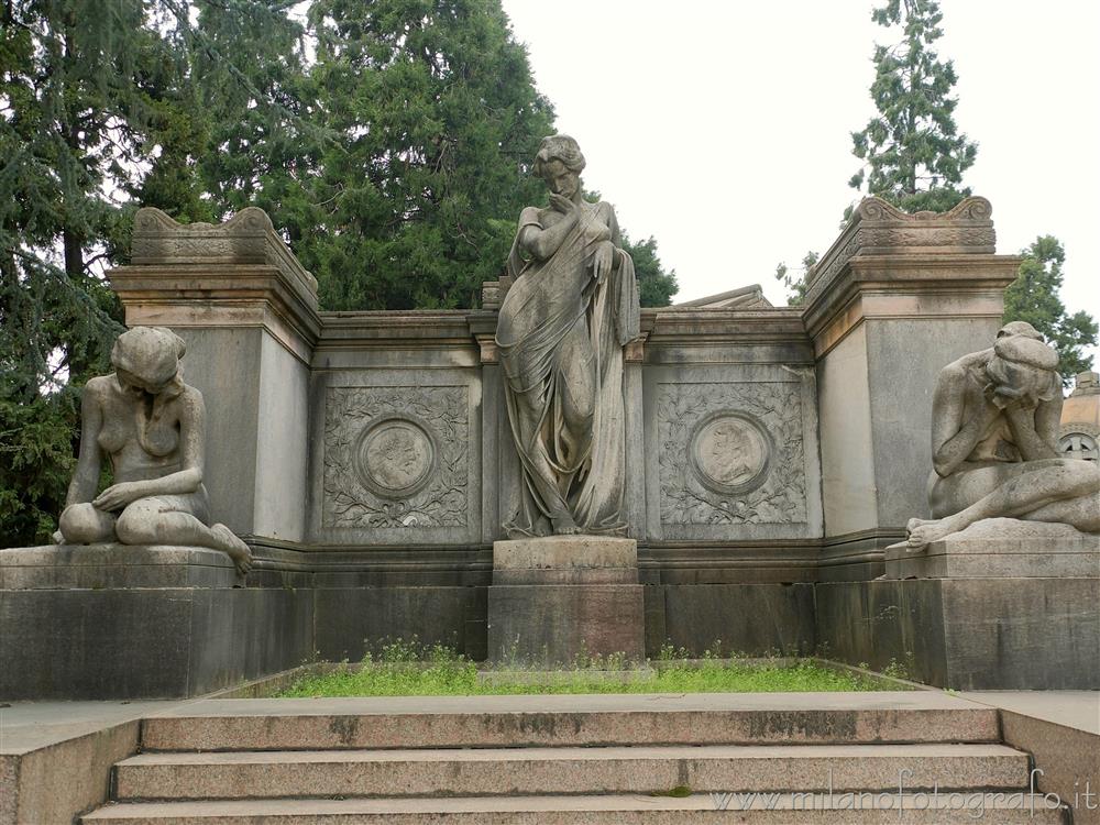 Milano - Monumento funebre nel Cimitero Monumentale