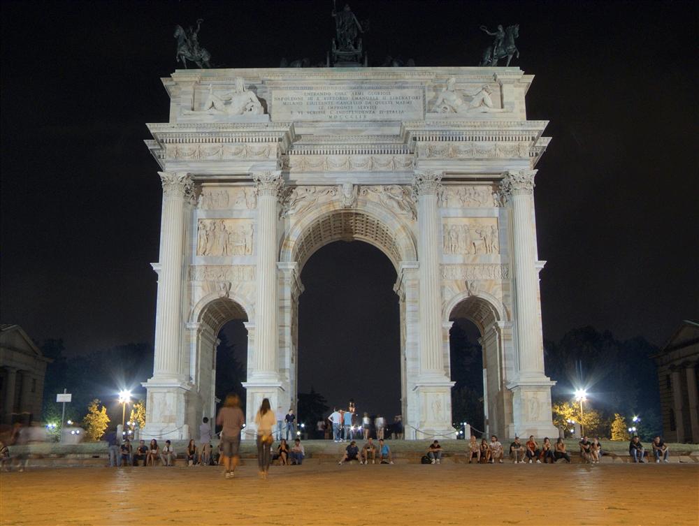 Milano - Arco nella Pace con vita mondana notturna