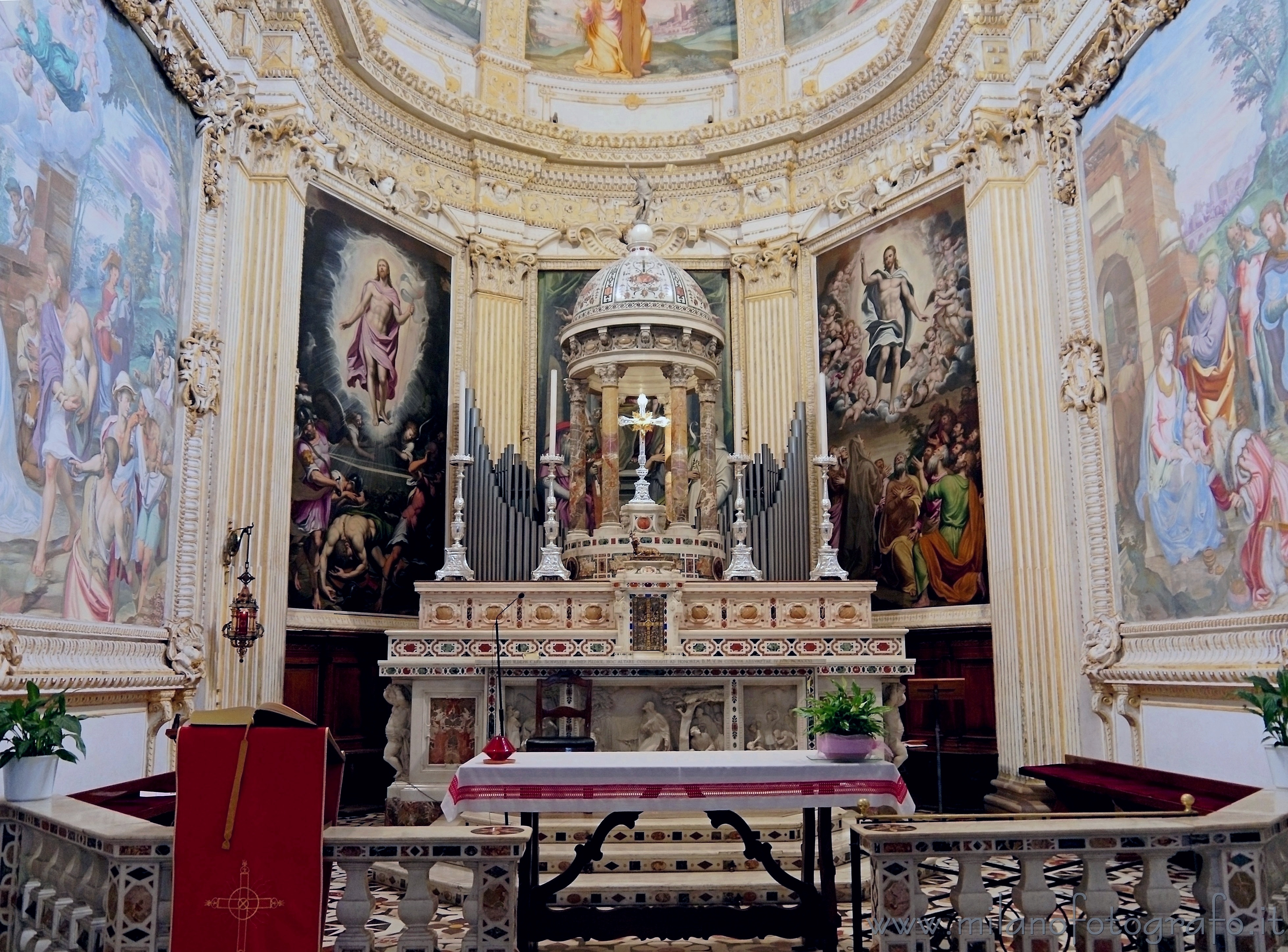 Milan (Italy): Altar and frescos of the apse of the Chartreuse of Garegnano
 - Milan (Italy)