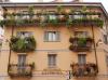 Milano: Balconi fioriti di una casa al bordo del quartiere di Brera