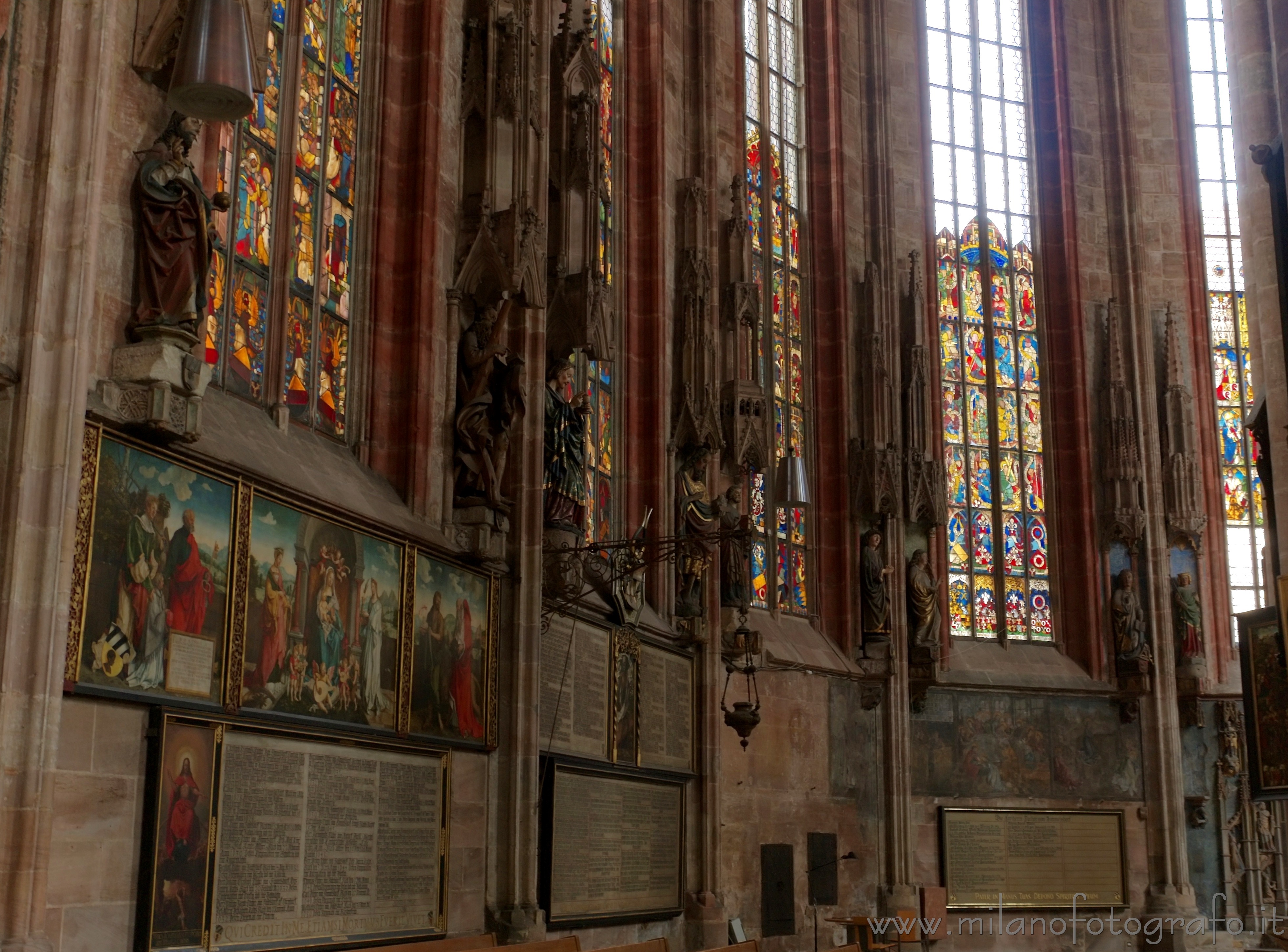 Norimberga (Germania): Dettaglio degli interni della Chiesa di San Sebaldo con finestre decorate ed epitaffio Tucher - Norimberga (Germania)