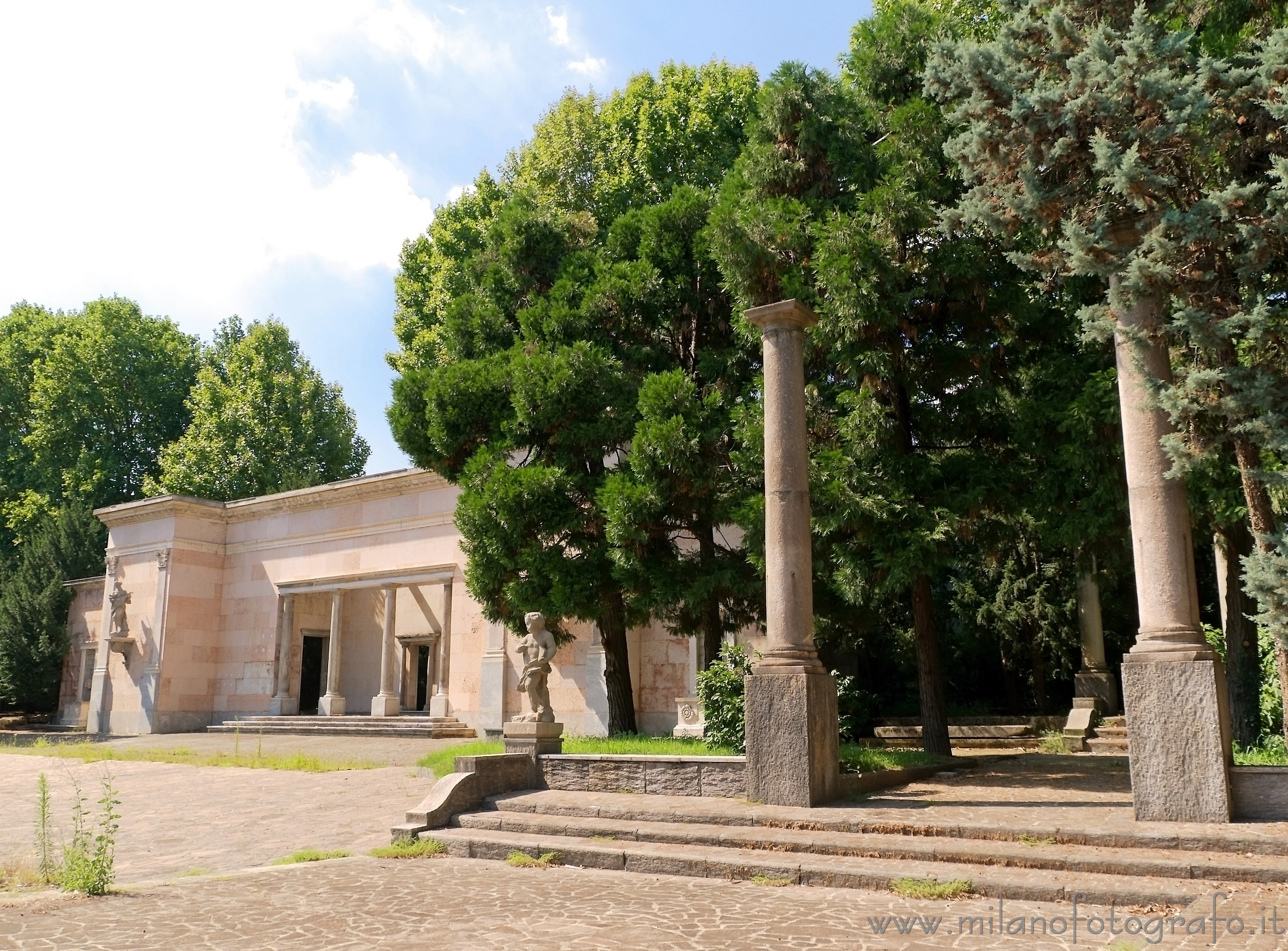 Milano: Dettaglio del secondo teatro nel parco posteriore di Villa Clerici in Niguarda - Milano