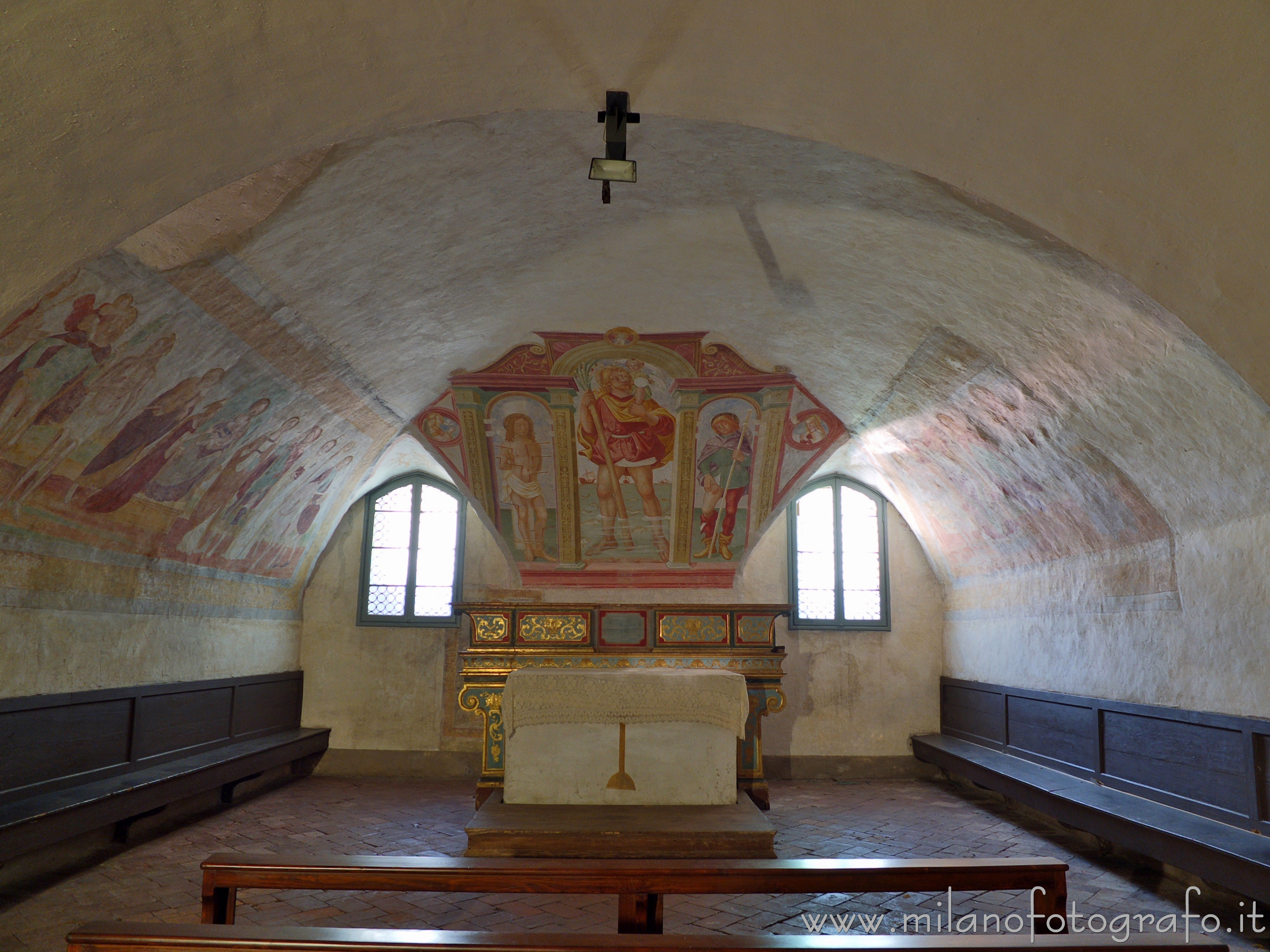 Bergamo (Italy): Chapel with the altar of the crypt of the Church of San Michele al Pozzo - Bergamo (Italy)