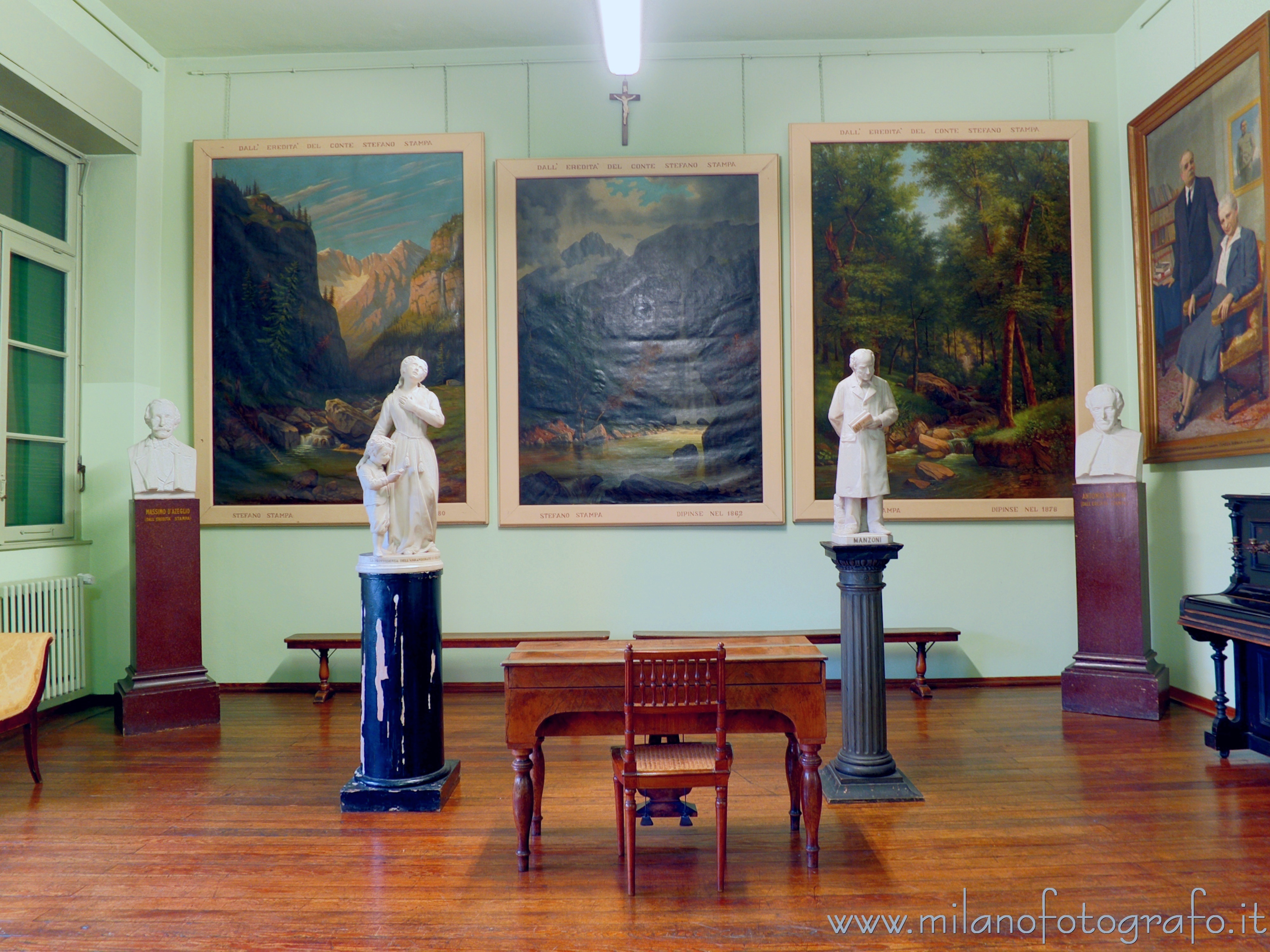 Besana in Brianza (Monza e Brianza, Italy): Statues and canvas in the benefactors'room of Villa Fossati - Besana in Brianza (Monza e Brianza, Italy)