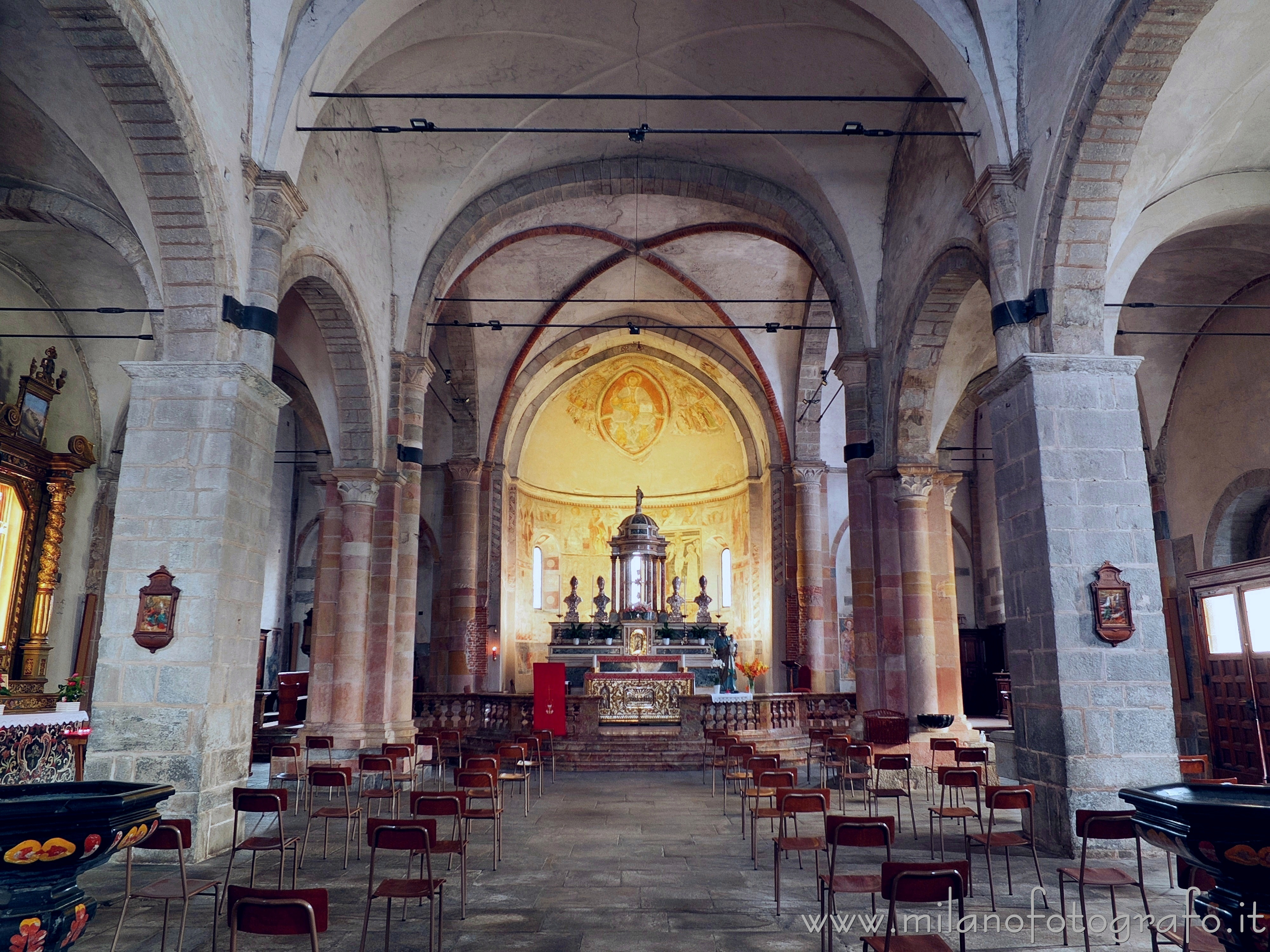 Brebbia (Varese, Italy): Interior of the Church of Saints Peter and Paul - Brebbia (Varese, Italy)