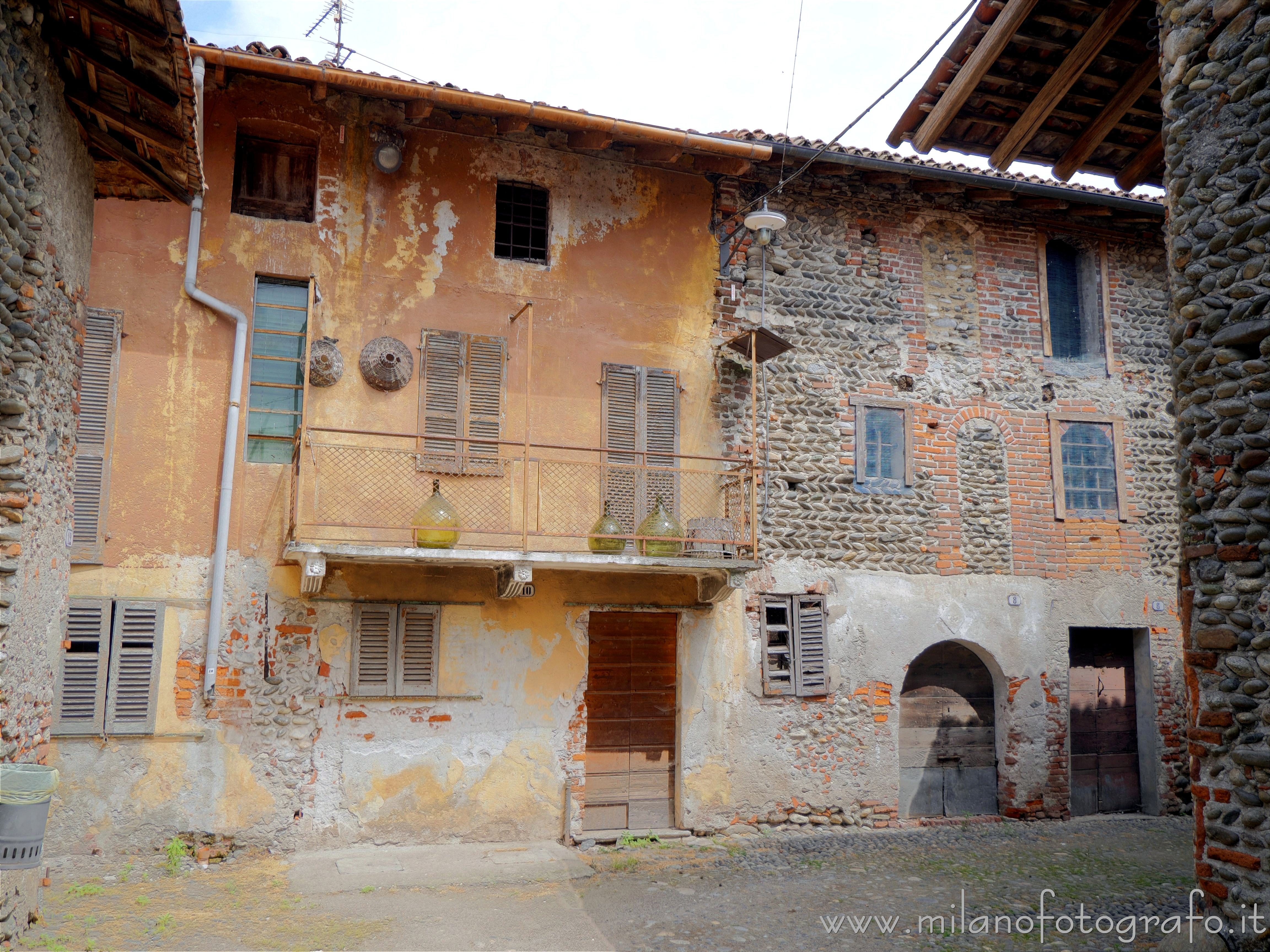 Carpignano Sesia (Novara, Italy): Antique houses of the ricetto - Carpignano Sesia (Novara, Italy)