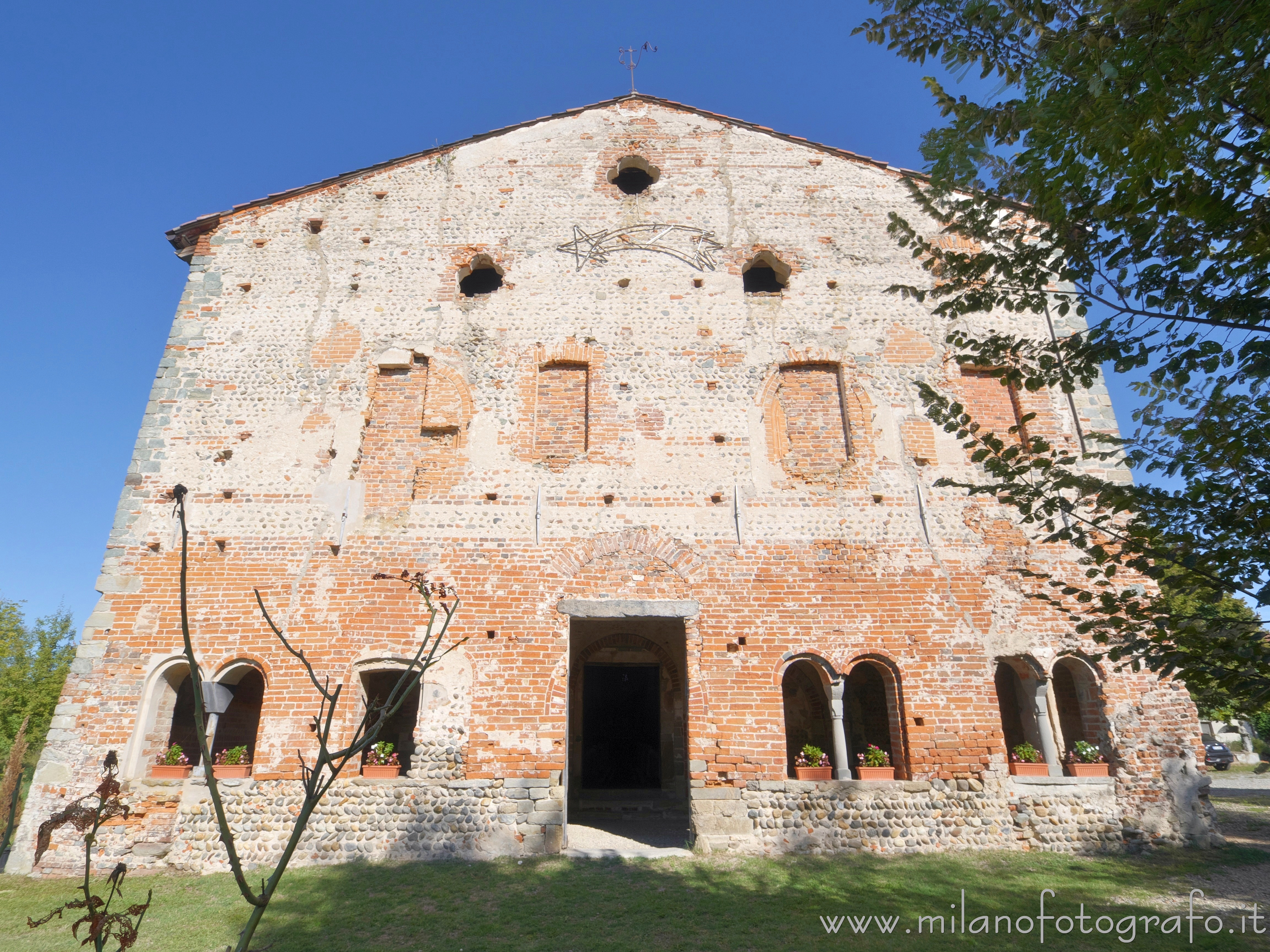 Castelletto Cervo (Biella): Facciata della chiesa del Priorato Cluniacense dei Santi Pietro e Paolo - Castelletto Cervo (Biella)