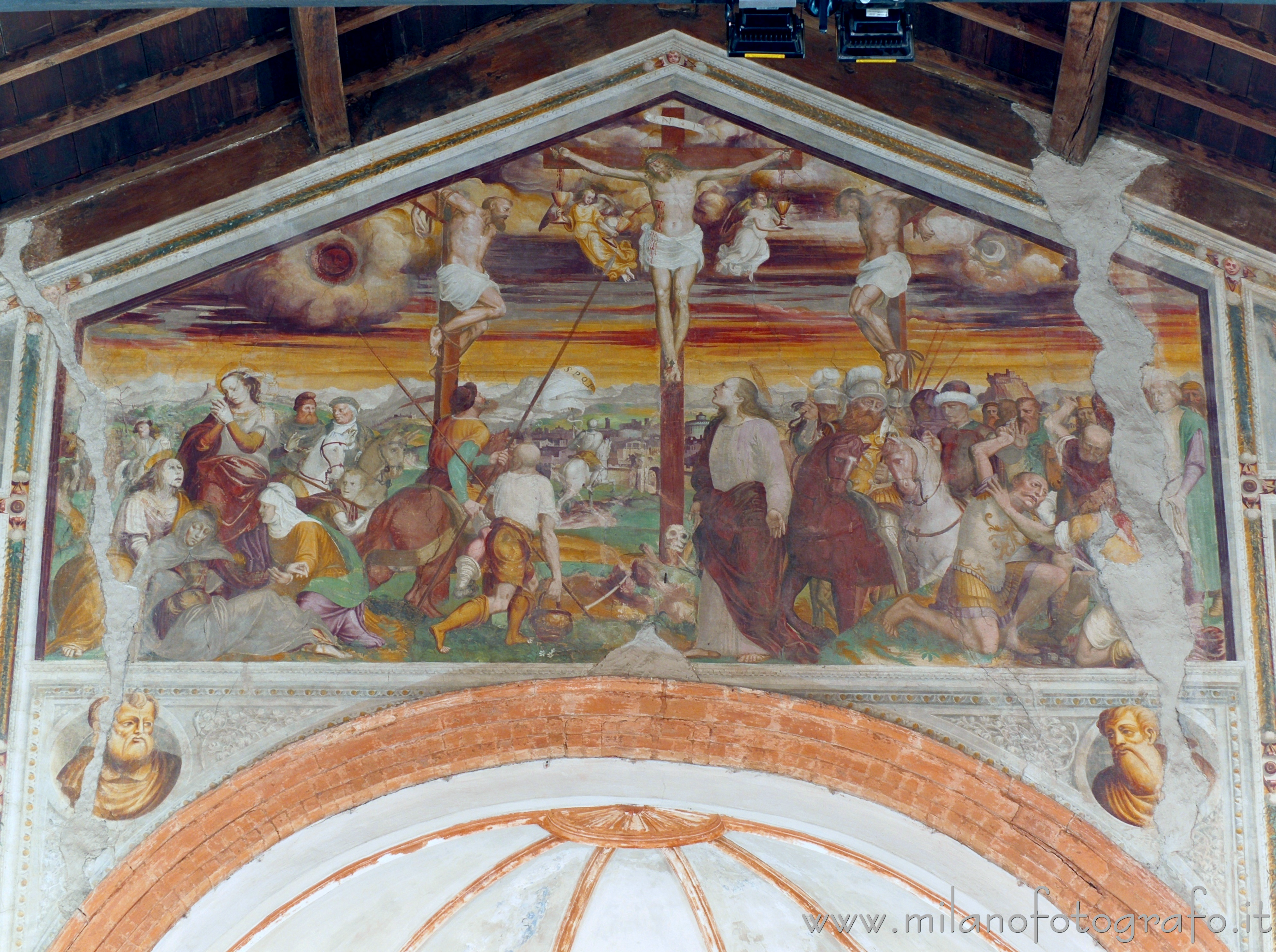 Cavenago di Brianza (Monza e Brianza, Italy): Crucifixion on the great arch of the Church of Santa Maria in Campo - Cavenago di Brianza (Monza e Brianza, Italy)