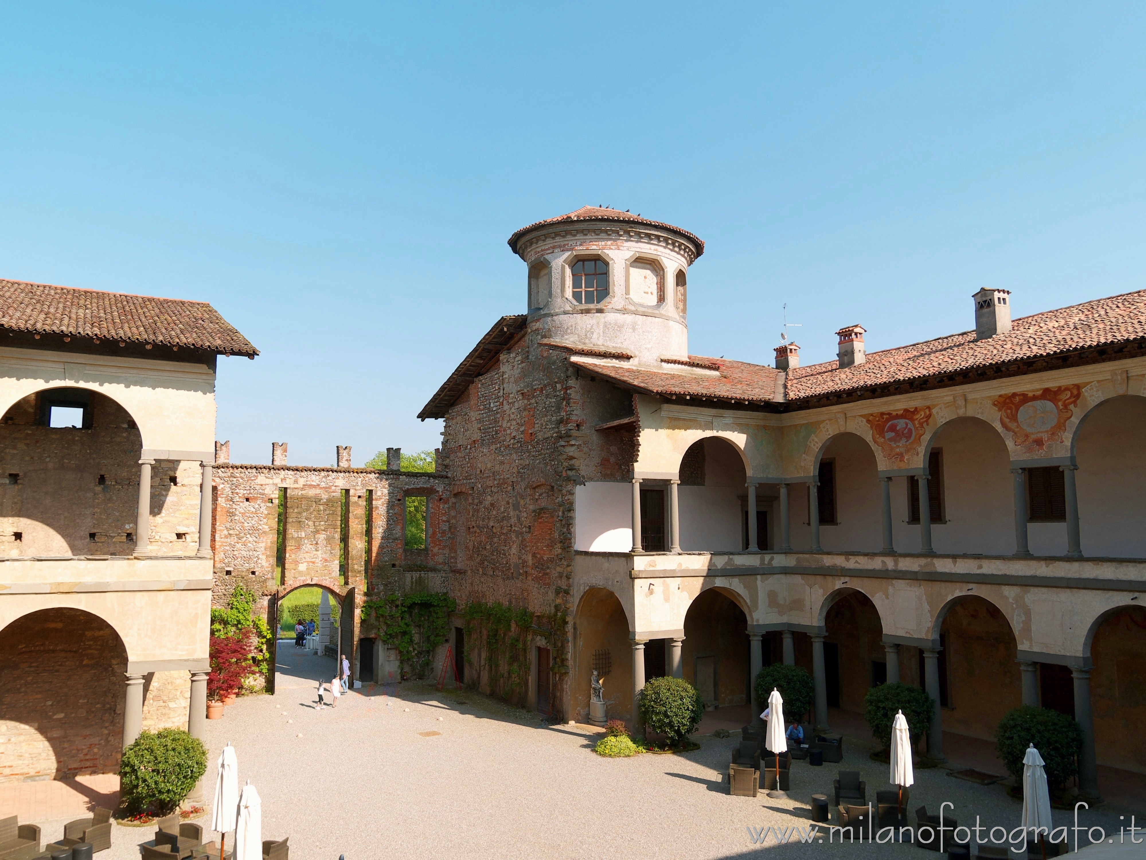 Cavernago (Bergamo, Italy): Court of the Castle Cavernago - Cavernago (Bergamo, Italy)