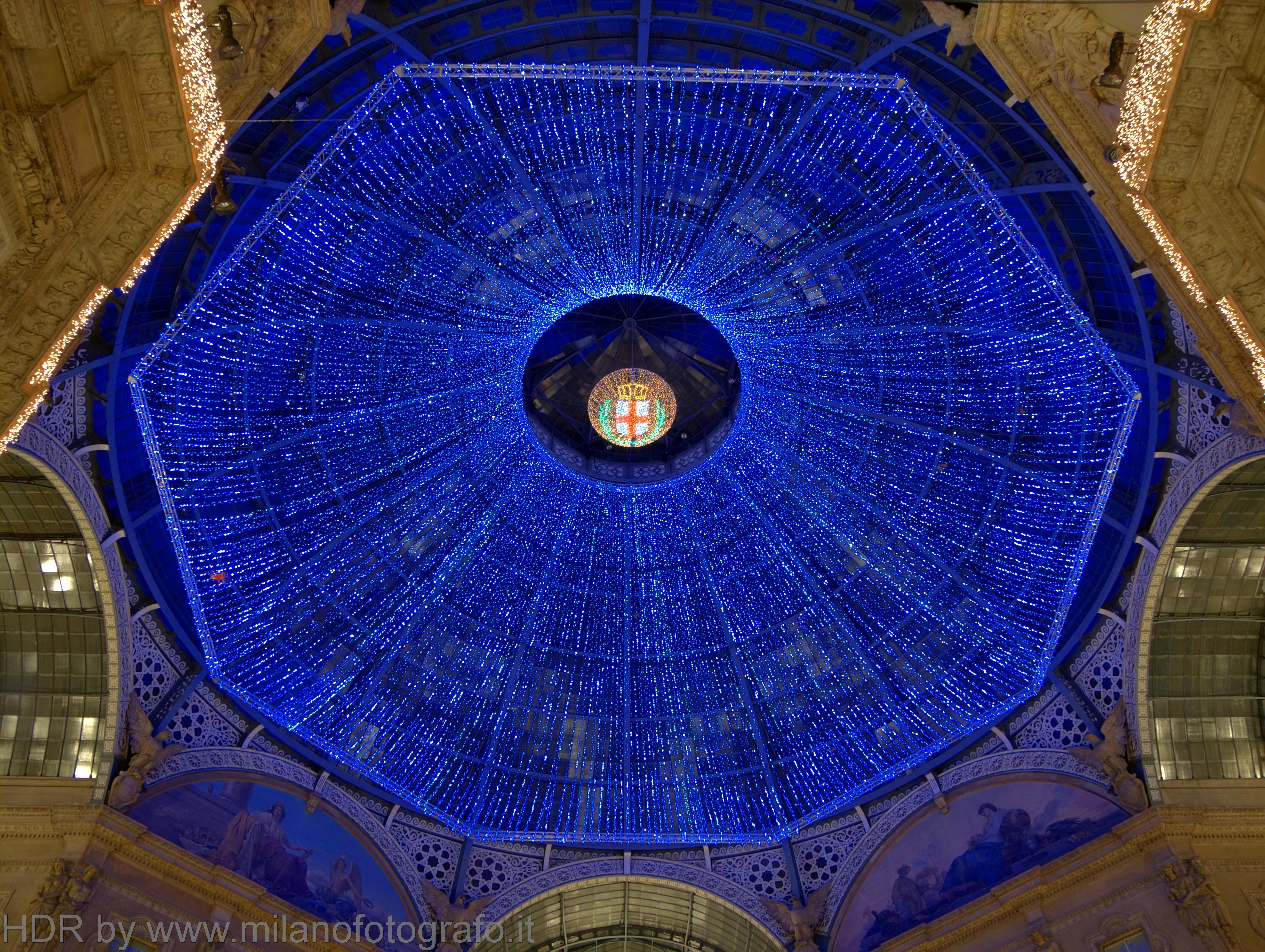 Milano - La cupola della Galleria con le luminarie natalizie