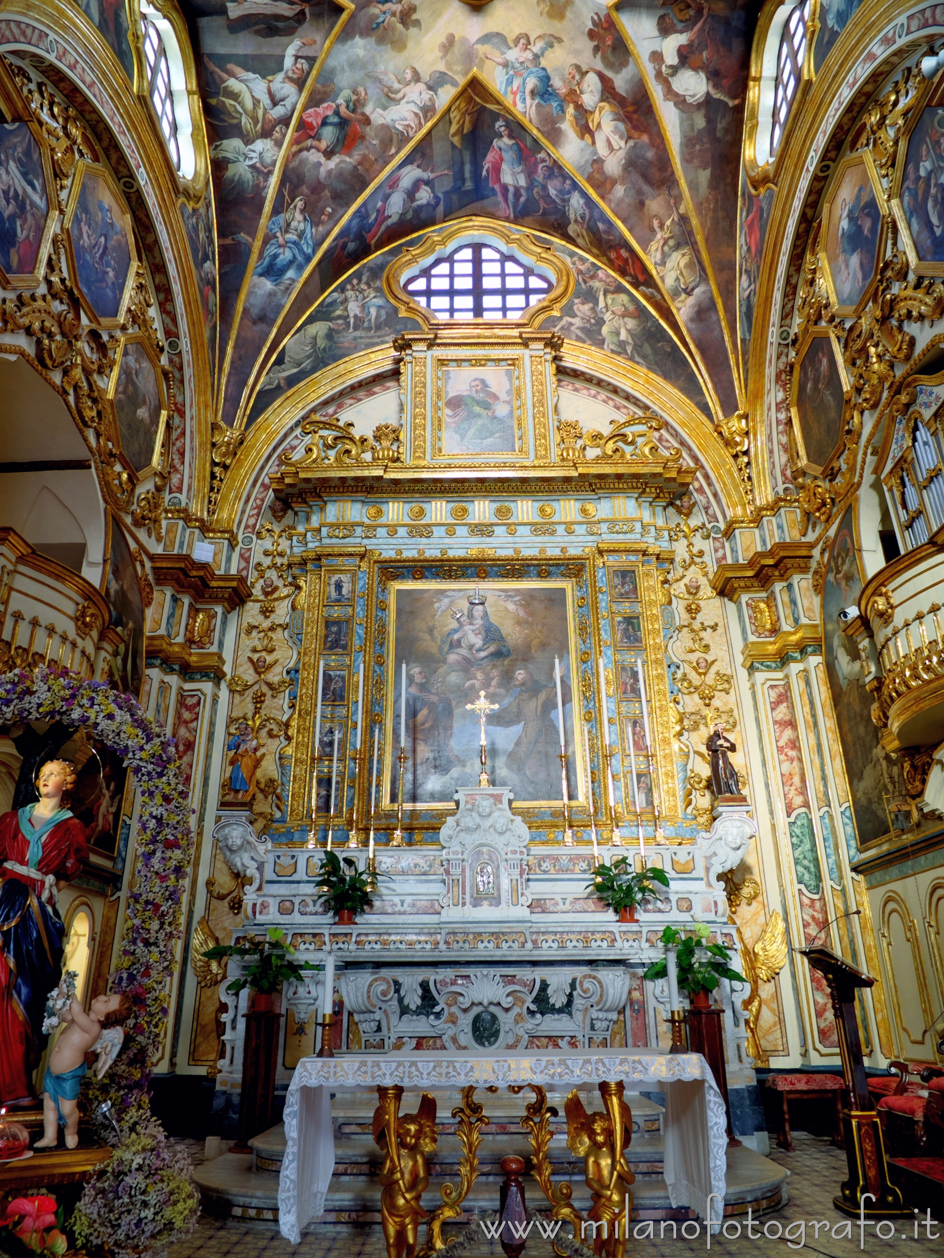 Gallipoli (Lecce, Italy): Interior of the presbytery of the Church of Santa Maria della Purità - Gallipoli (Lecce, Italy)