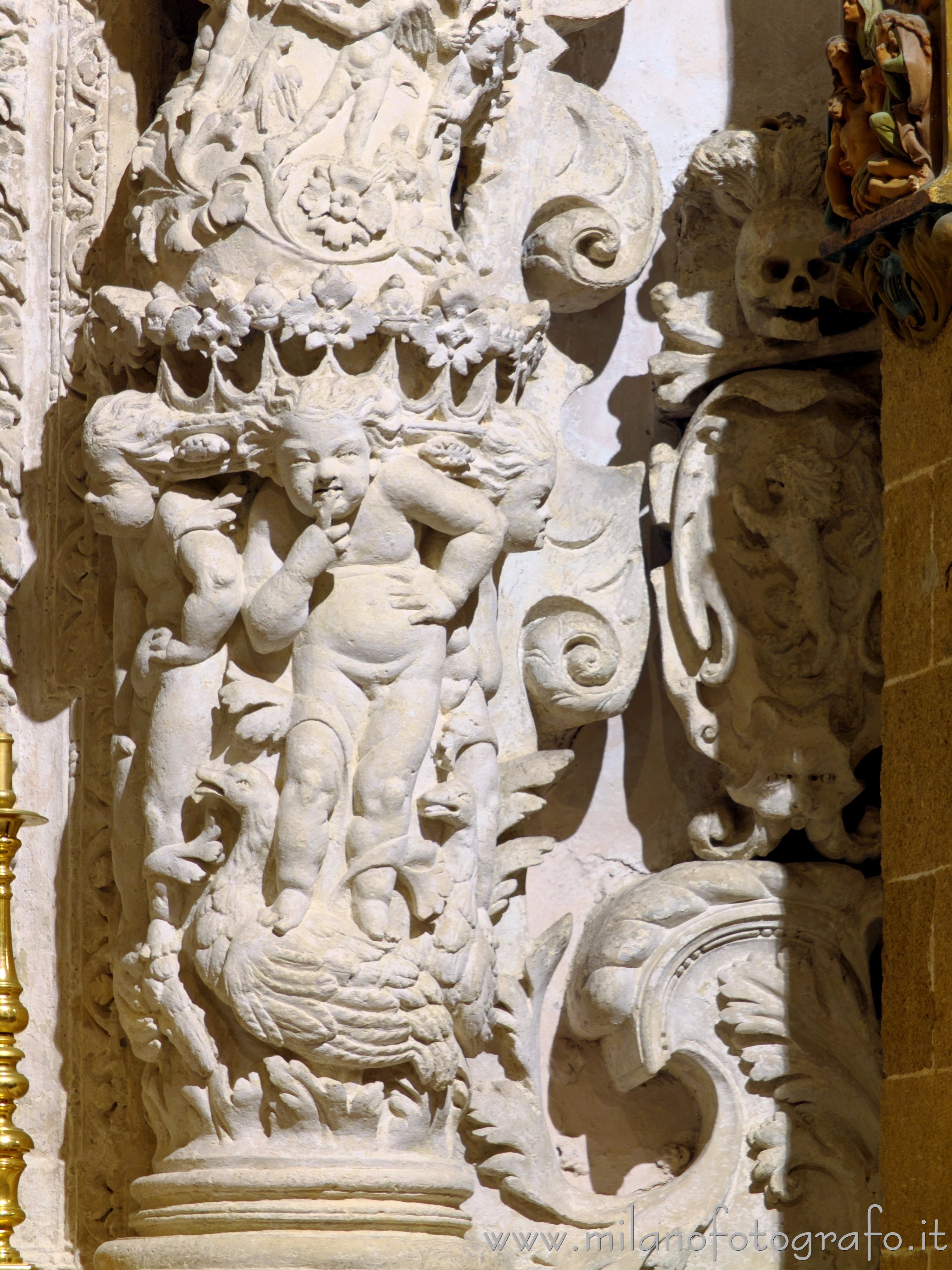 Gallipoli (Lecce): Dettaglio delle decorazioni scultoree dell'altare dell'Immacolata Concezione nel Duomo - Gallipoli (Lecce)