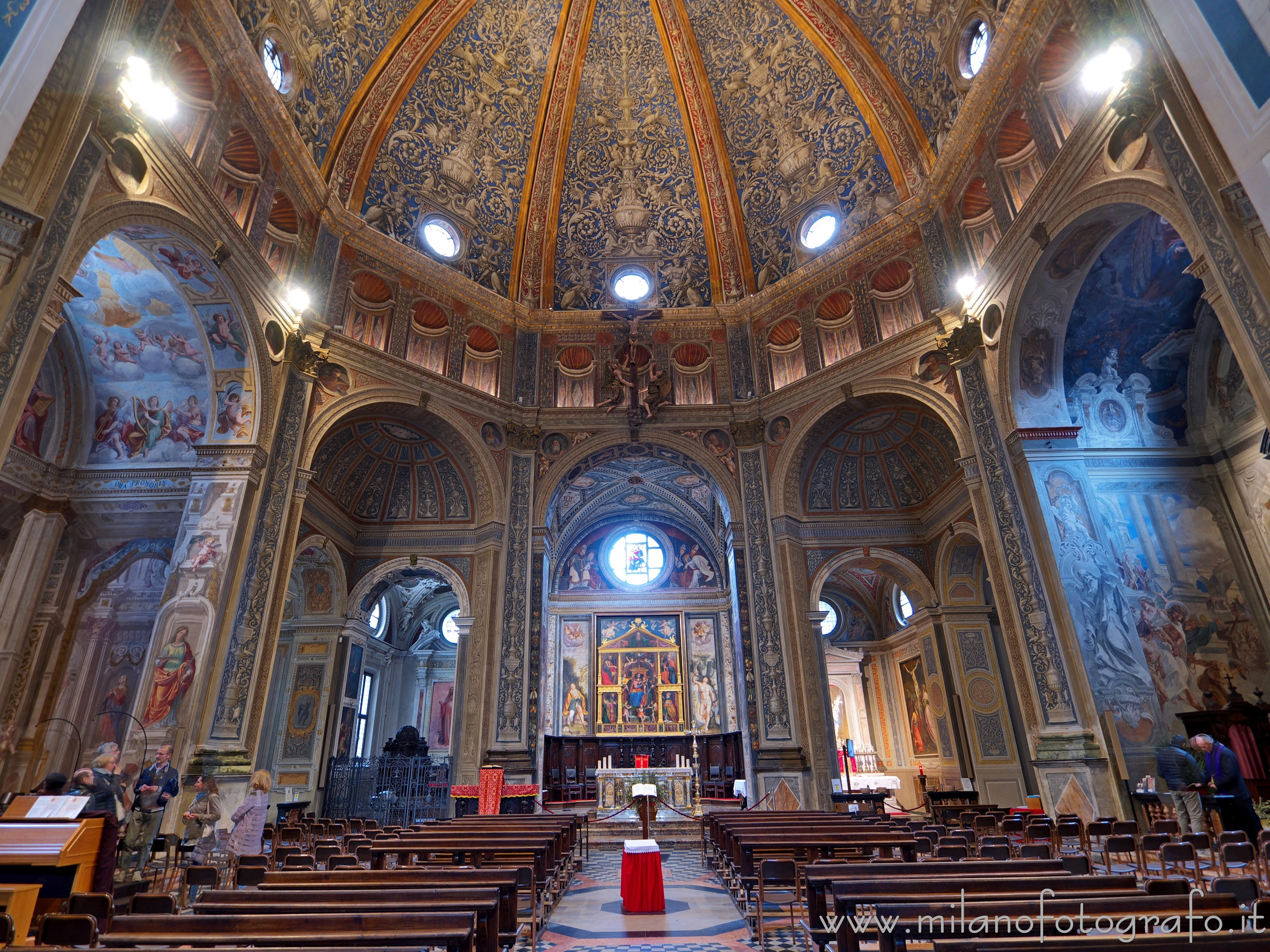 Legnano (Milan, Italy): Panoramic view of the interior of the Basilica of San Magno - Legnano (Milan, Italy)