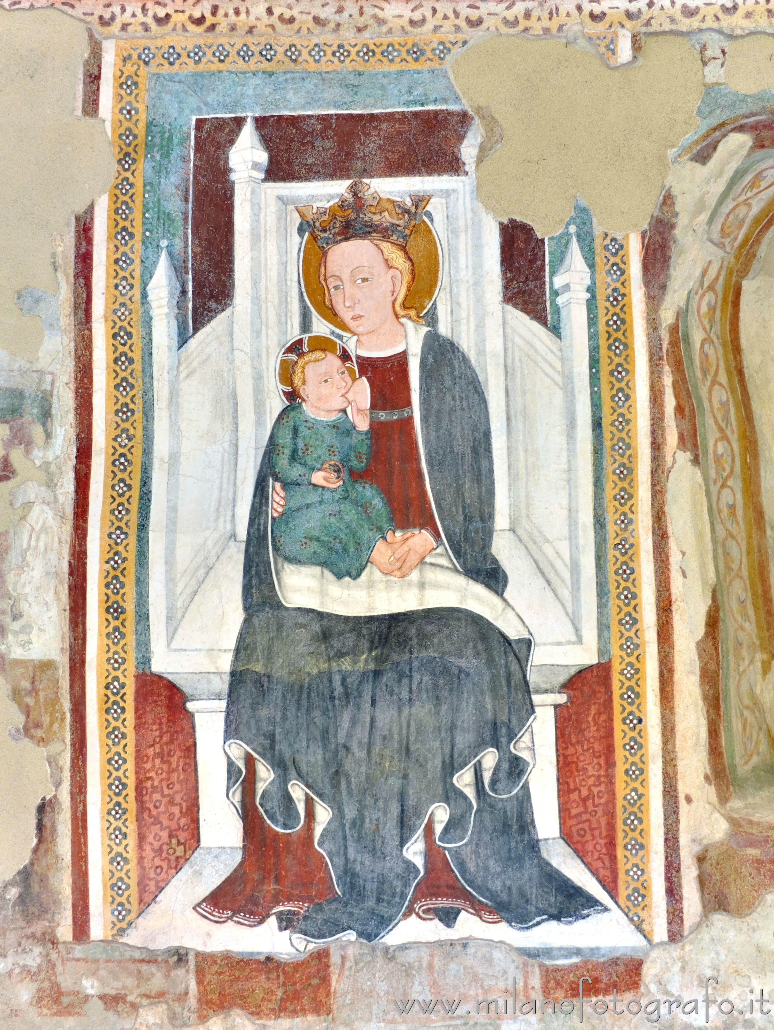 Lenta (Vercelli, Italy): Enthroned nursing Madonna in the Church of Saint Mary of the Fields - Lenta (Vercelli, Italy)