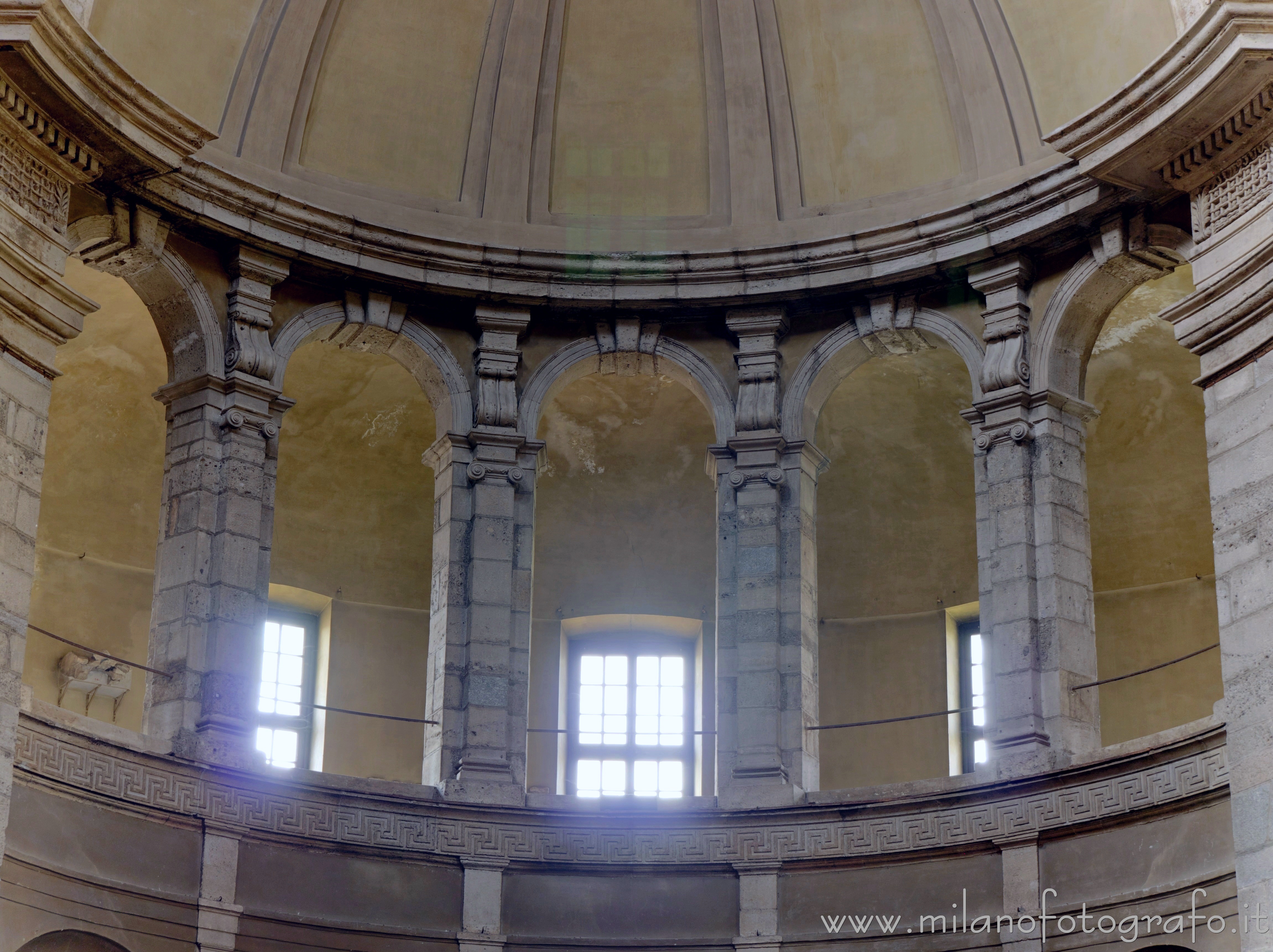 Milan (Italy): Arches of the women's gallery of the Basilica of San Lorenzo Maggiore - Milan (Italy)