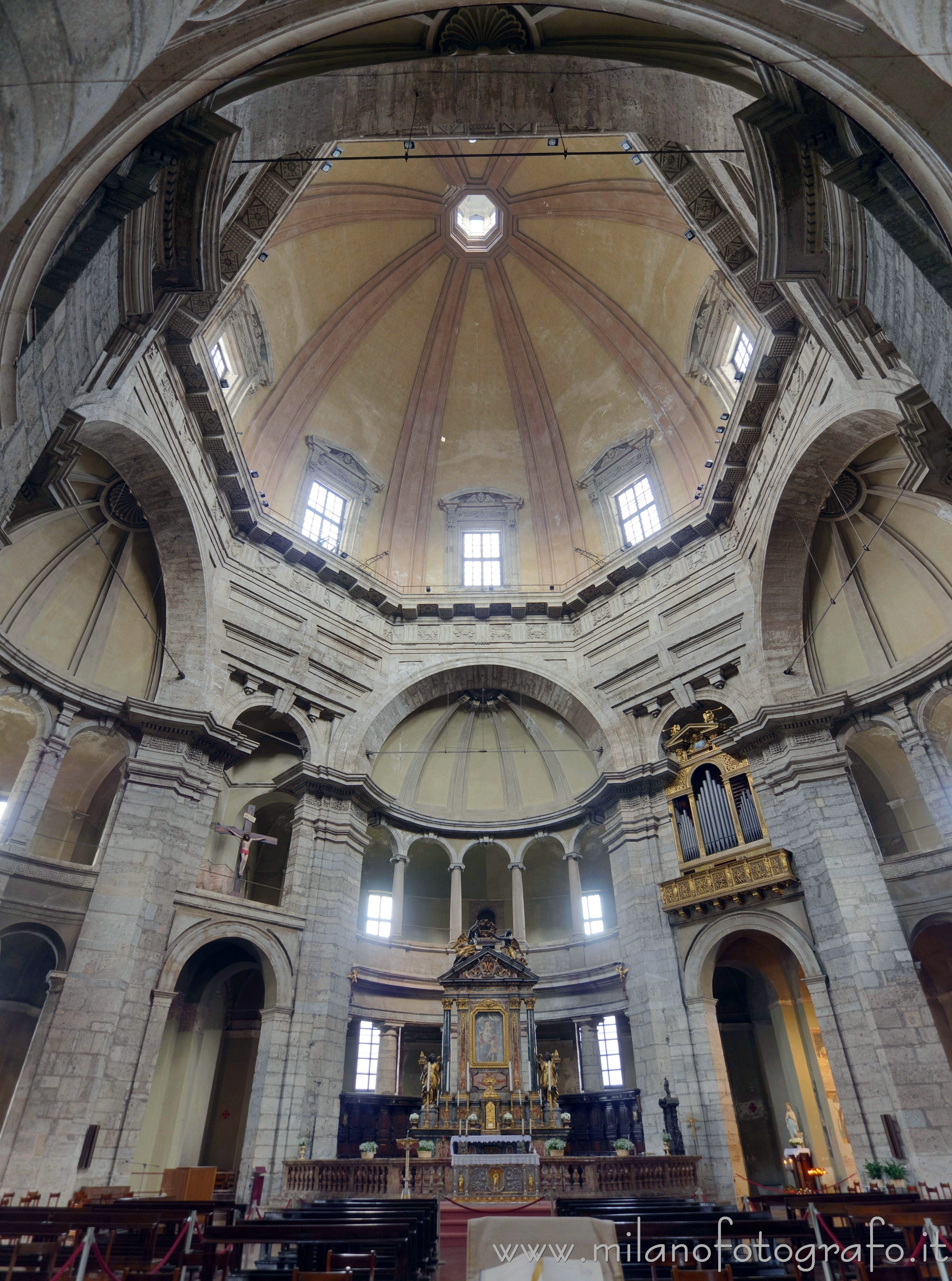 Milan (Italy): Interior and dome of the Basilica of San Lorenzo Maggiore - Milan (Italy)