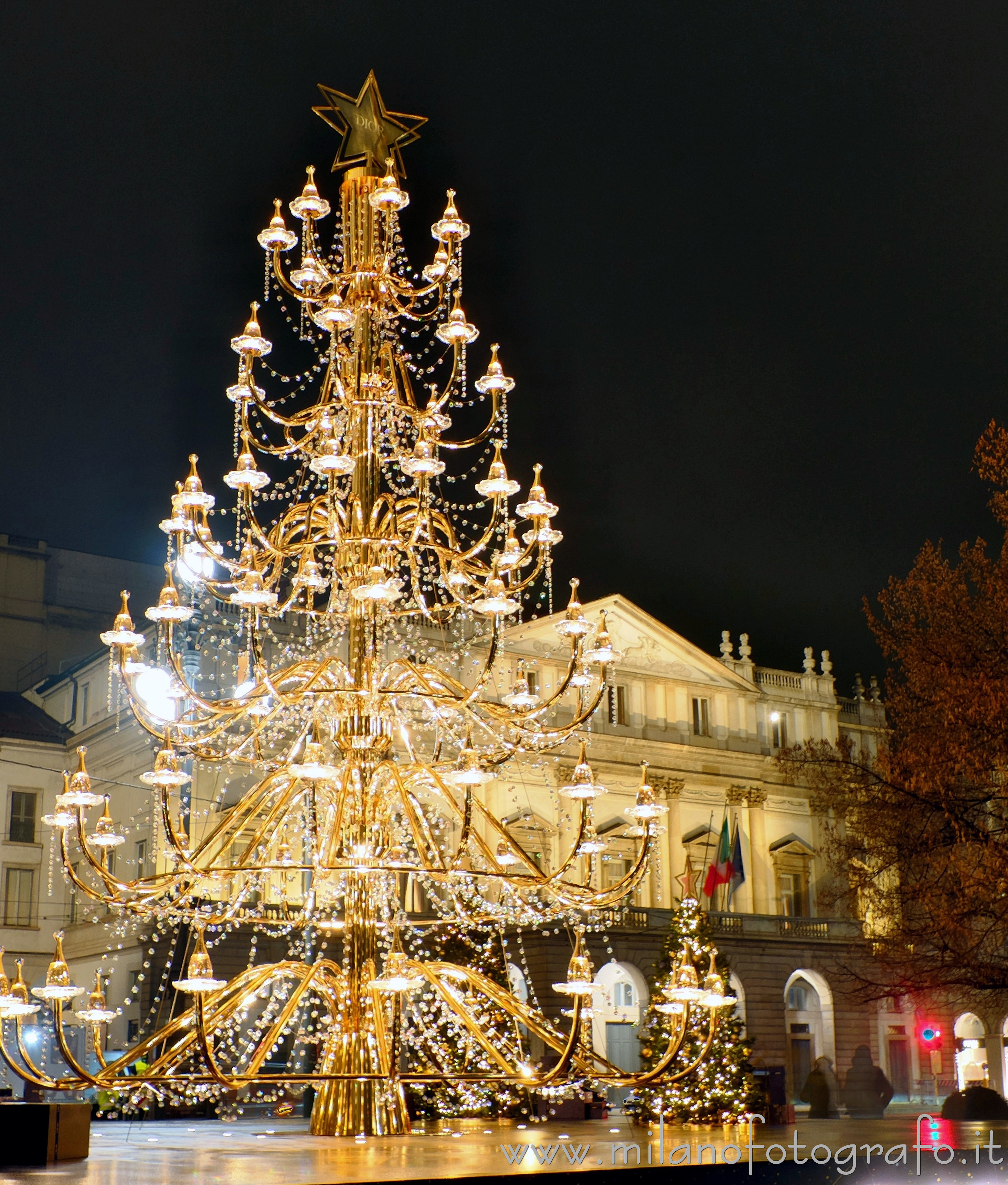 Milano: Albero di Natale in piazza Scala - Milano