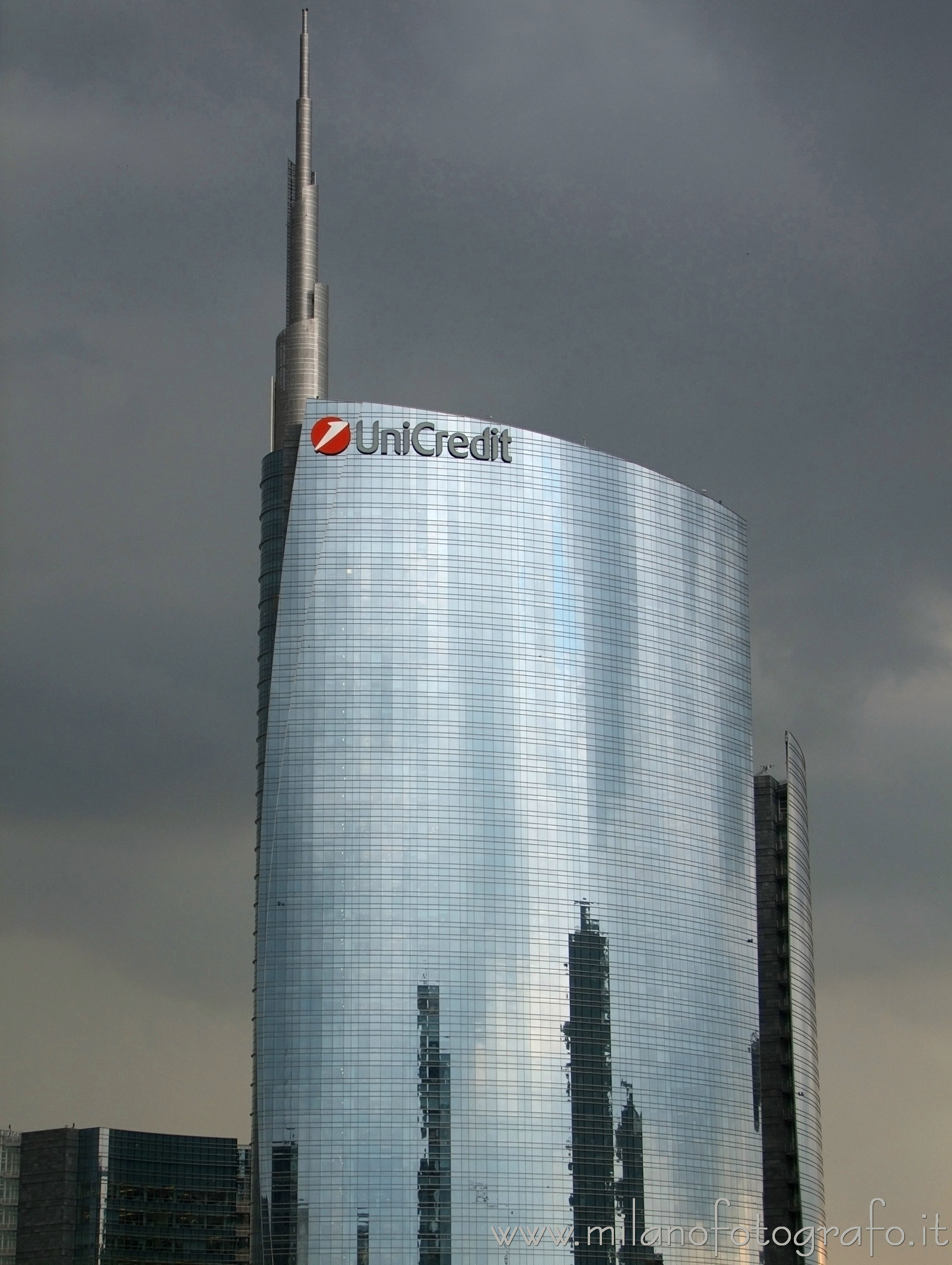 Milan (Italy): Unicredit tower before the 	
rainstorm - Milan (Italy)