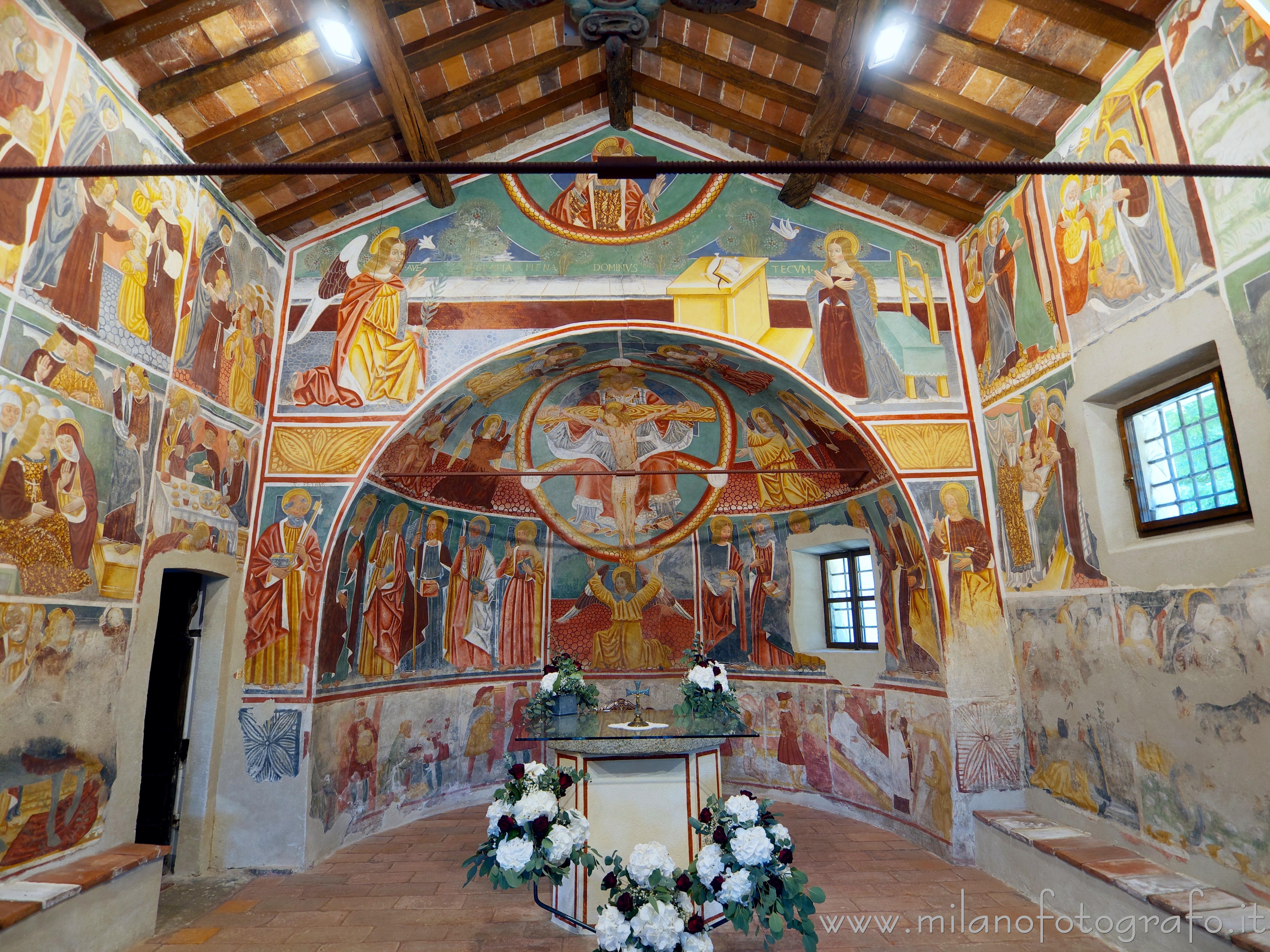Momo (Novara, Italy): Apse and first span of the nave of the Oratory of the Holy Trinity - Momo (Novara, Italy)