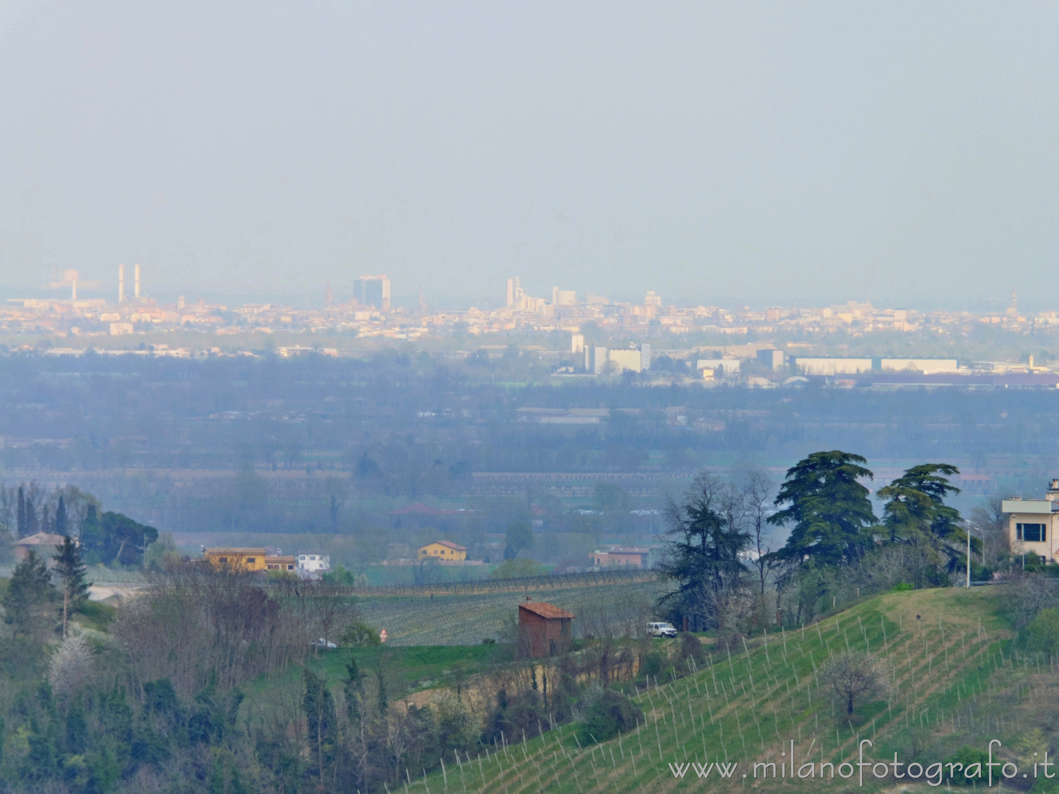 Montù Beccaria (Pavia, Italy): Panoramic view with Piacenza in the background - Montù Beccaria (Pavia, Italy)