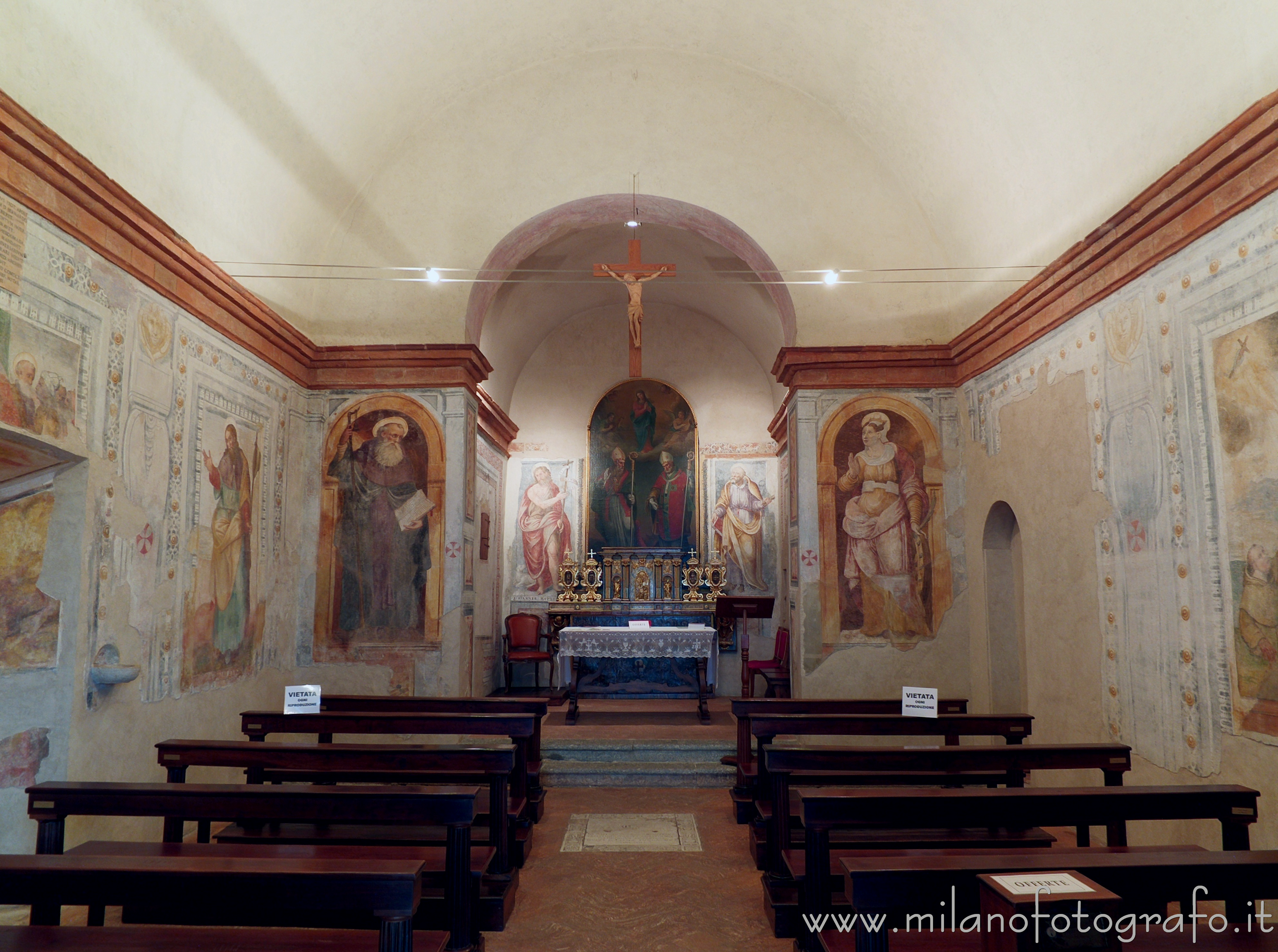 Montevecchia (Lecco): Interno della Chiesetta di San Bernardo - Montevecchia (Lecco)
