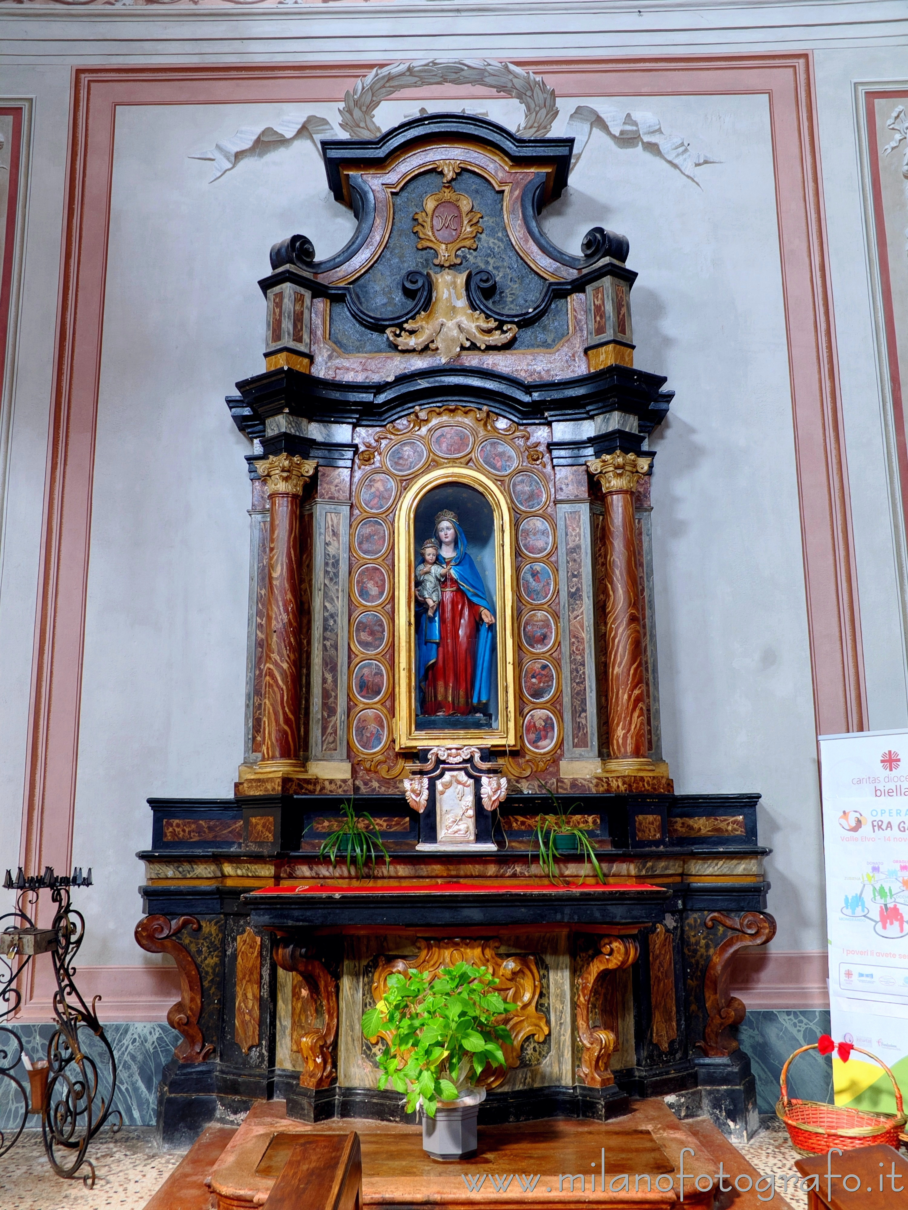 Netro (Biella, Italy): Altar of the Virgin of the Rosary in the Parish Church of Santa Maria Assunta - Netro (Biella, Italy)