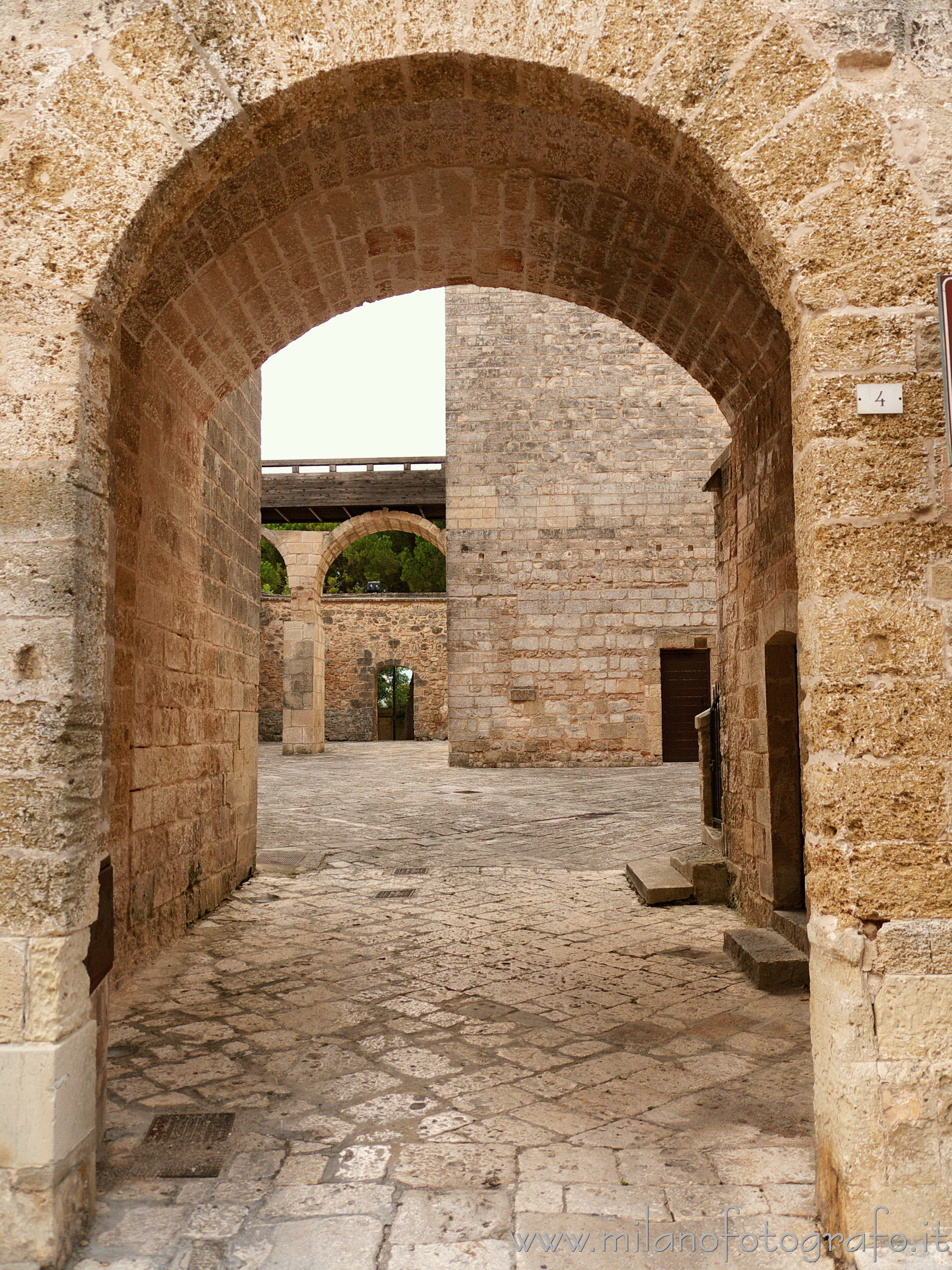 Nociglia (Lecce): Accesso al cortile del palazzo baronale - Nociglia (Lecce)