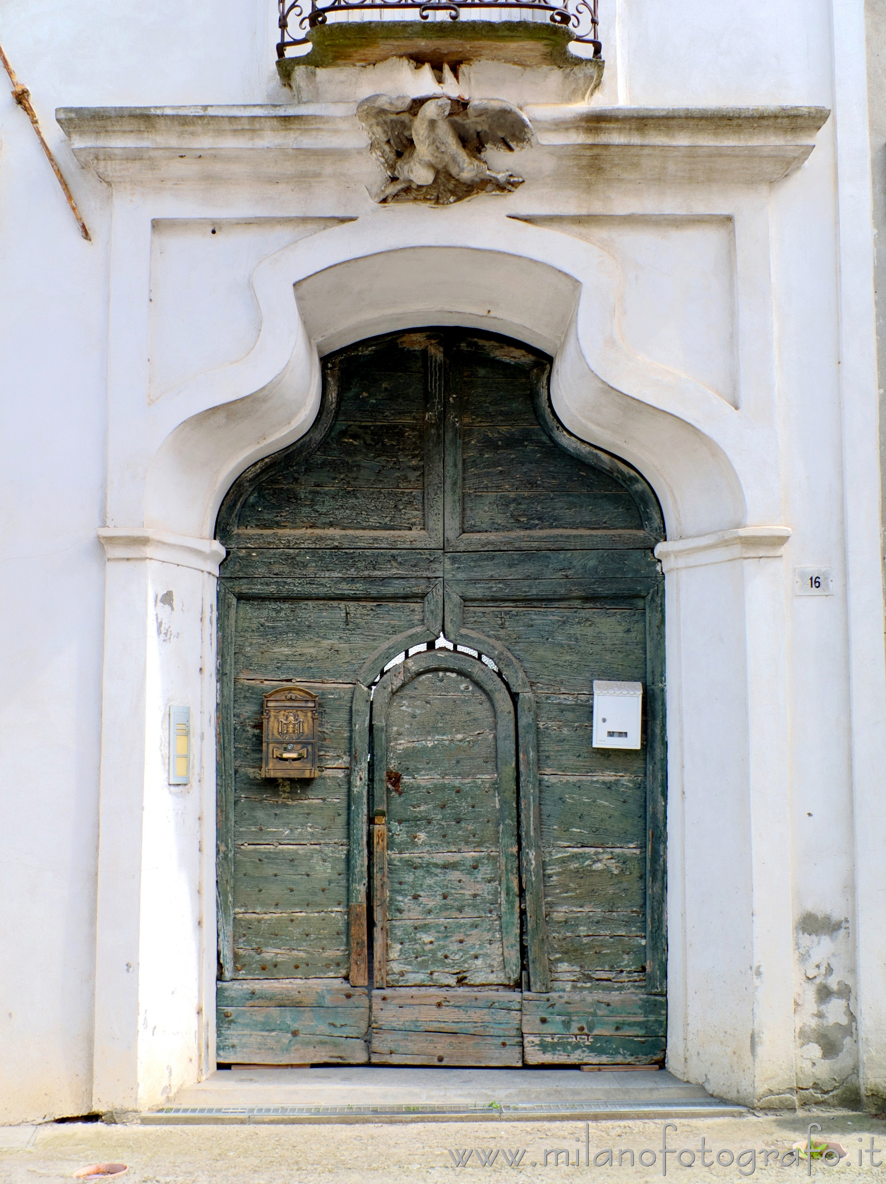 Pietra de Giorgi (Pavia, Italy): Antique baroque door - Pietra de Giorgi (Pavia, Italy)