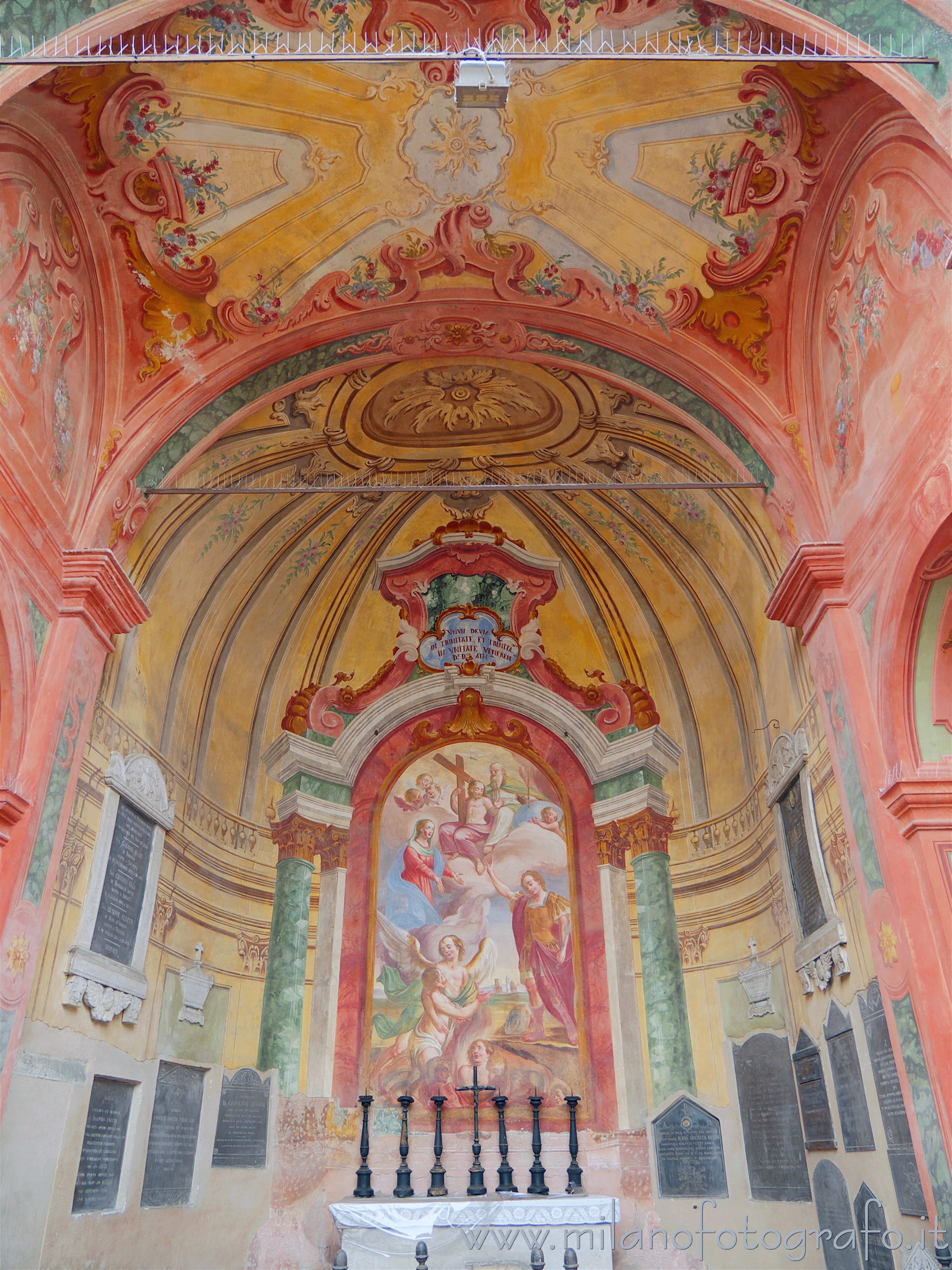 Romano di Lombardia (Bergamo): Interno affrescato dell'abside del Cimitero Vecchio - Romano di Lombardia (Bergamo)