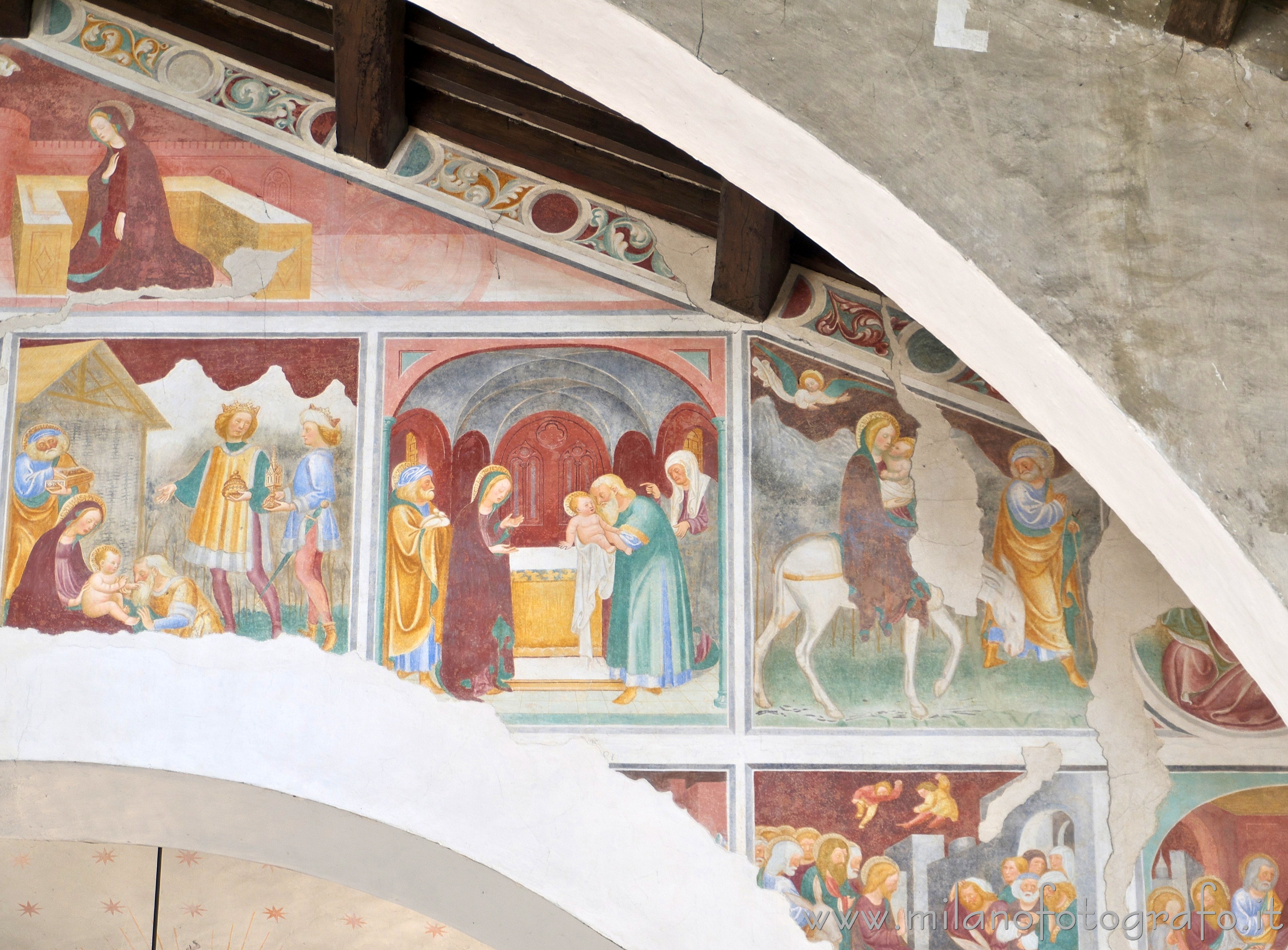 Novara: Affreschi sulla metà destra dell'arcone della chiesa del Convento di San Nazzaro della Costa - Novara